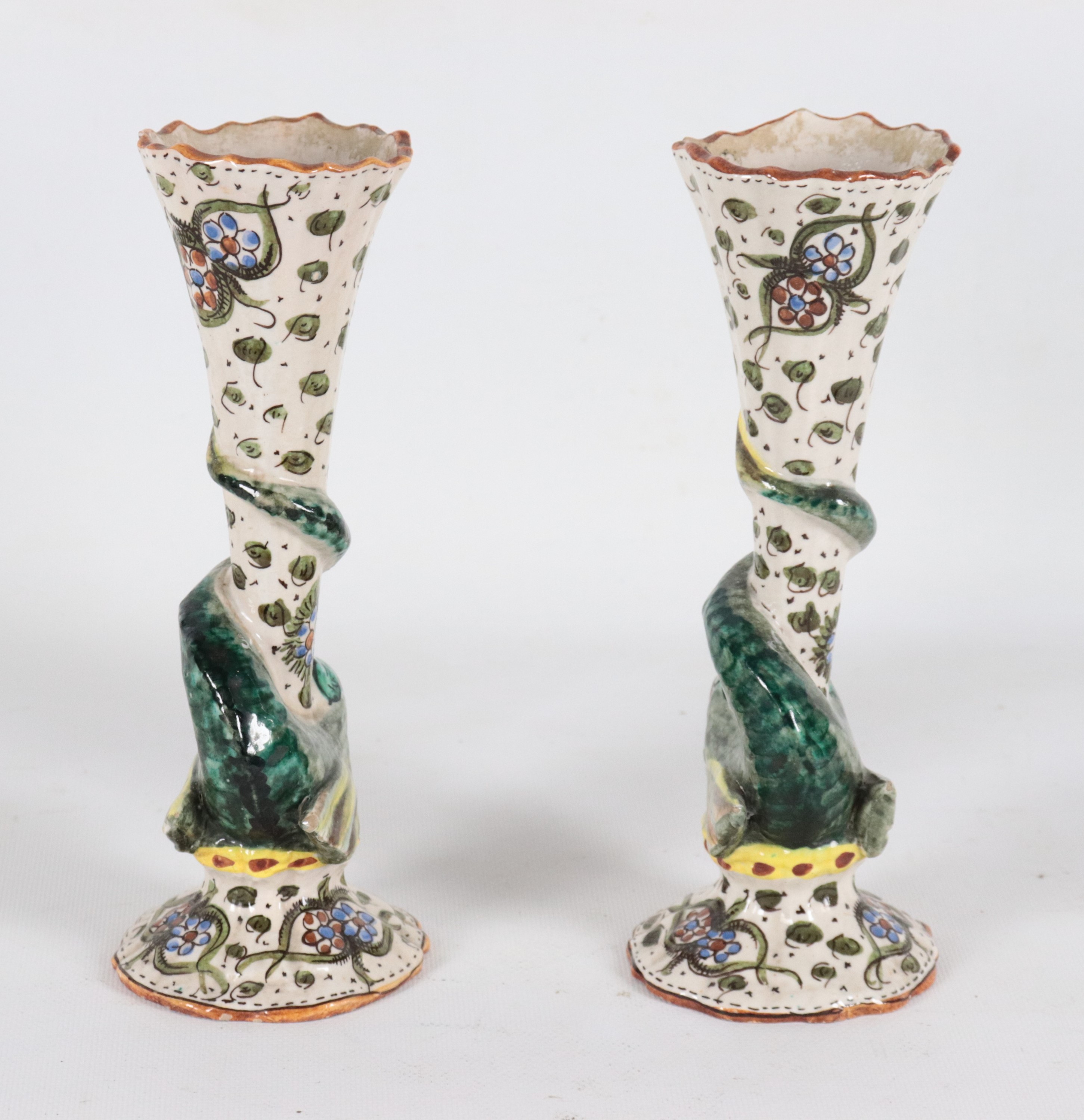 Coppia di piccoli vasi in maiolica smaltata e policroma di Faenza con decorazioni di fiori e scul...
