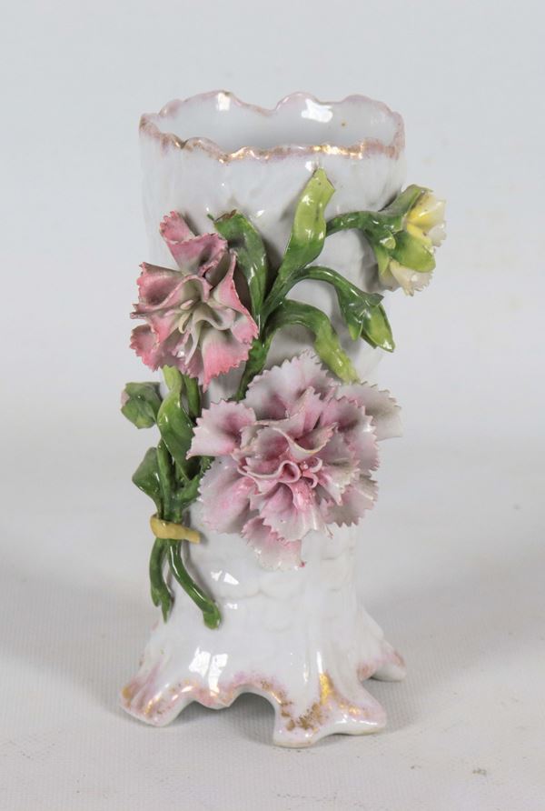 Piccolo vaso in porcellana tedesca Von Schierholz di Plaue, con decorazione di fiori a rilievo 