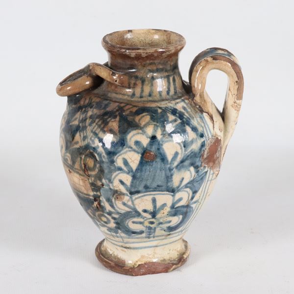 Antica piccola brocca in maiolica di Montelupo con decorazioni a motivi vegetali