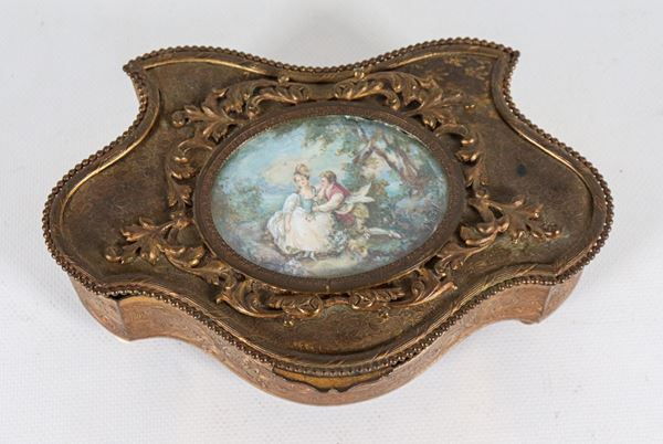 Antica scatola francese a forma sagomata in metallo dorato, sbalzato e cesellato, sul coperchio miniatura ovale con scena galante