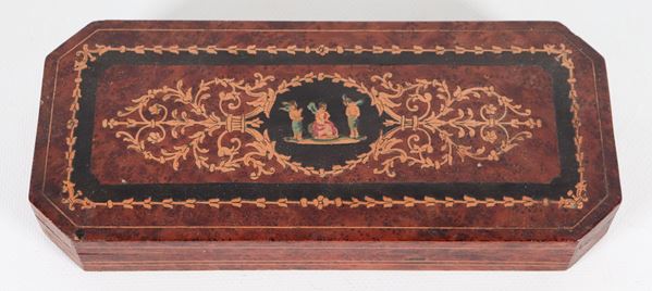 Antica scatola ottagonale in radica di noce, con coperchio intarsiato a motivi neoclassici e medaglione centrale con putti