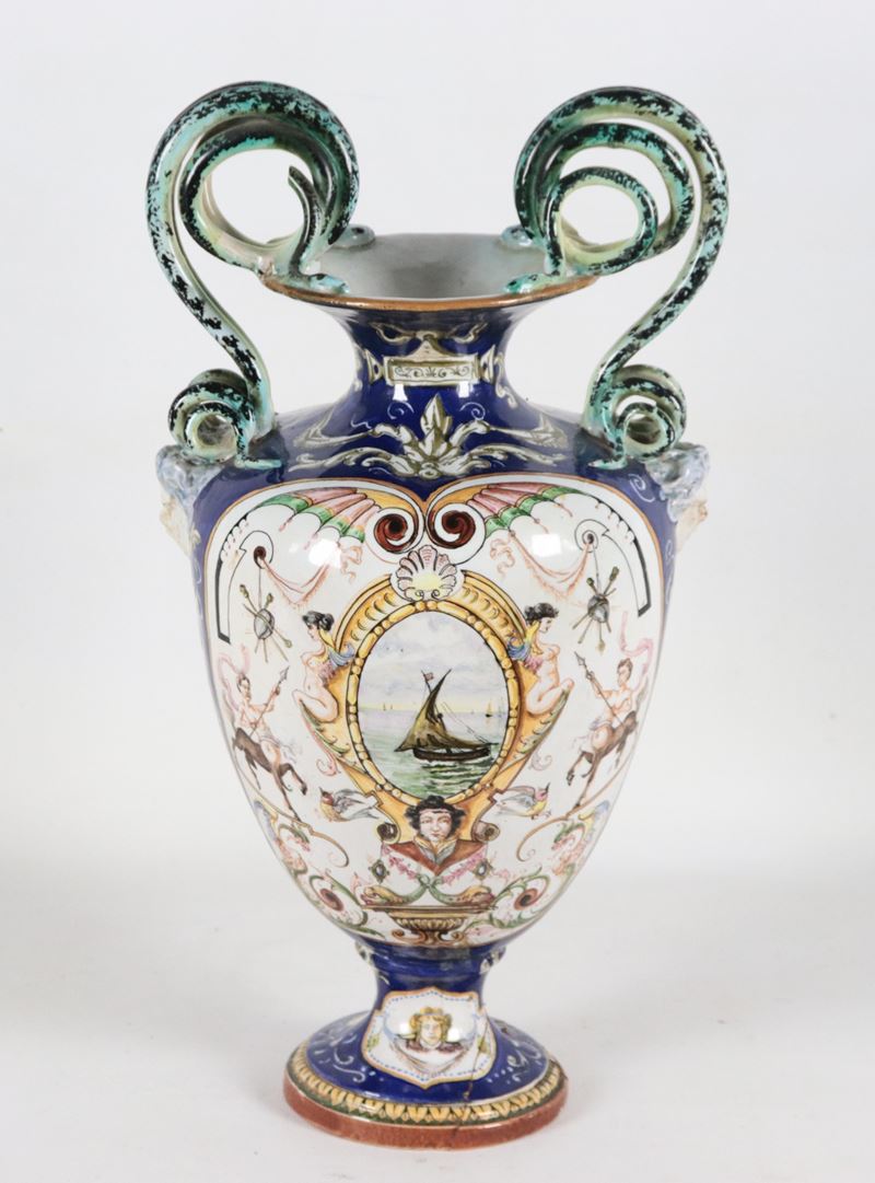 Anfora in ceramica policroma e lustrata di Faenza, con decorazioni a motivi di paesaggio, cariati...