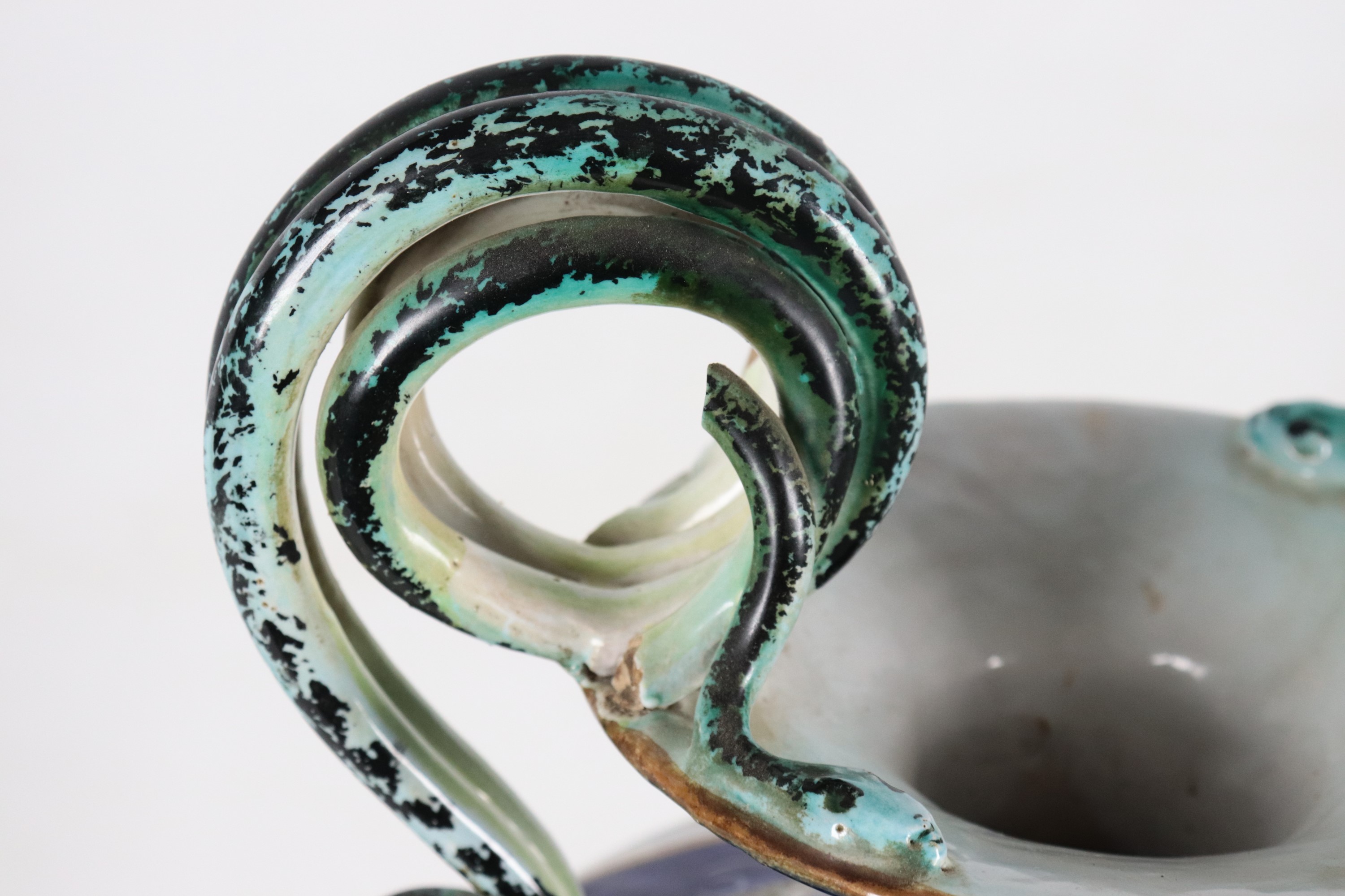 Anfora in ceramica policroma e lustrata di Faenza, con decorazioni a motivi di paesaggio, cariati...