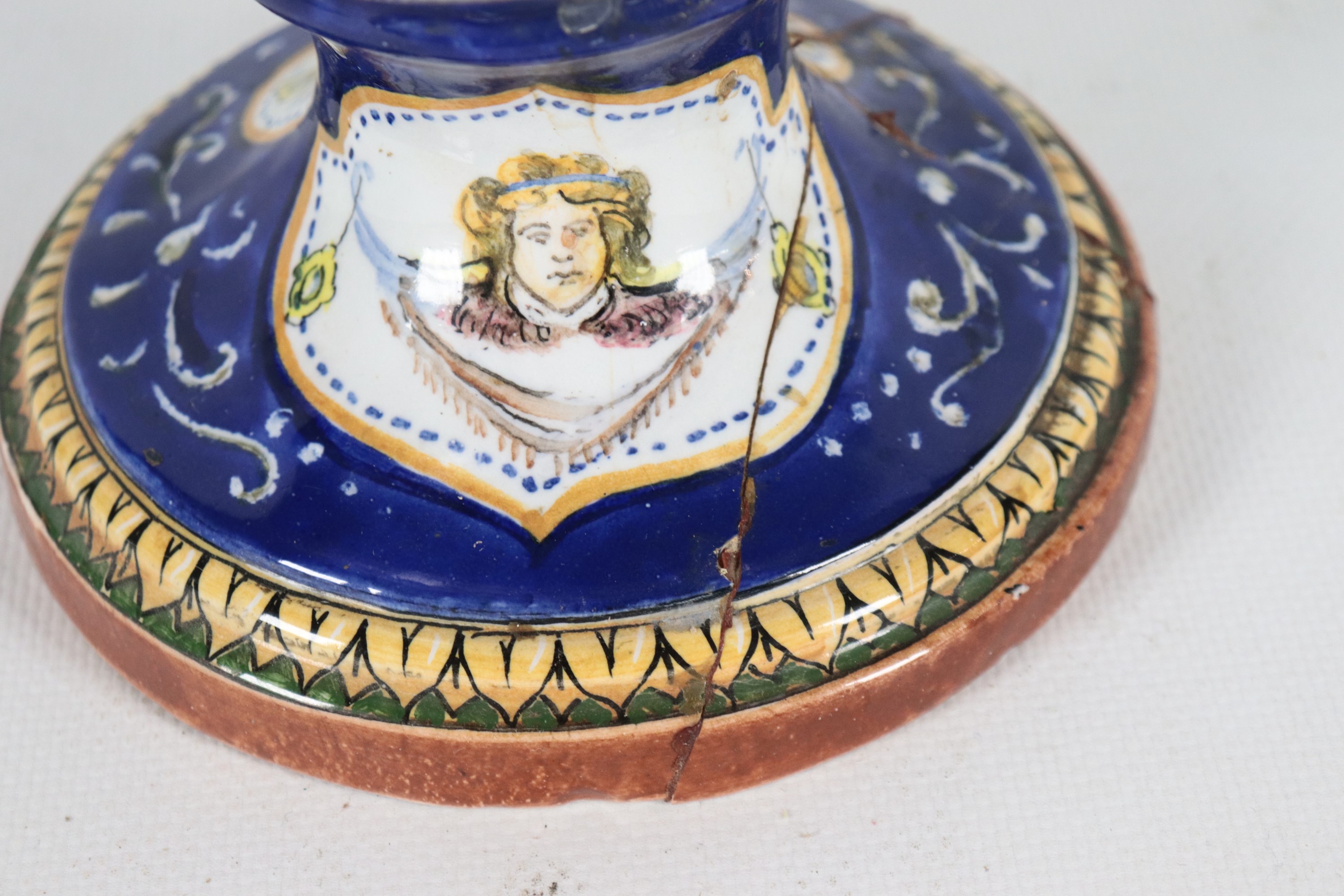 Anfora in ceramica policroma e lustrata di Faenza, con decorazioni a motivi di paesaggio, cariati...