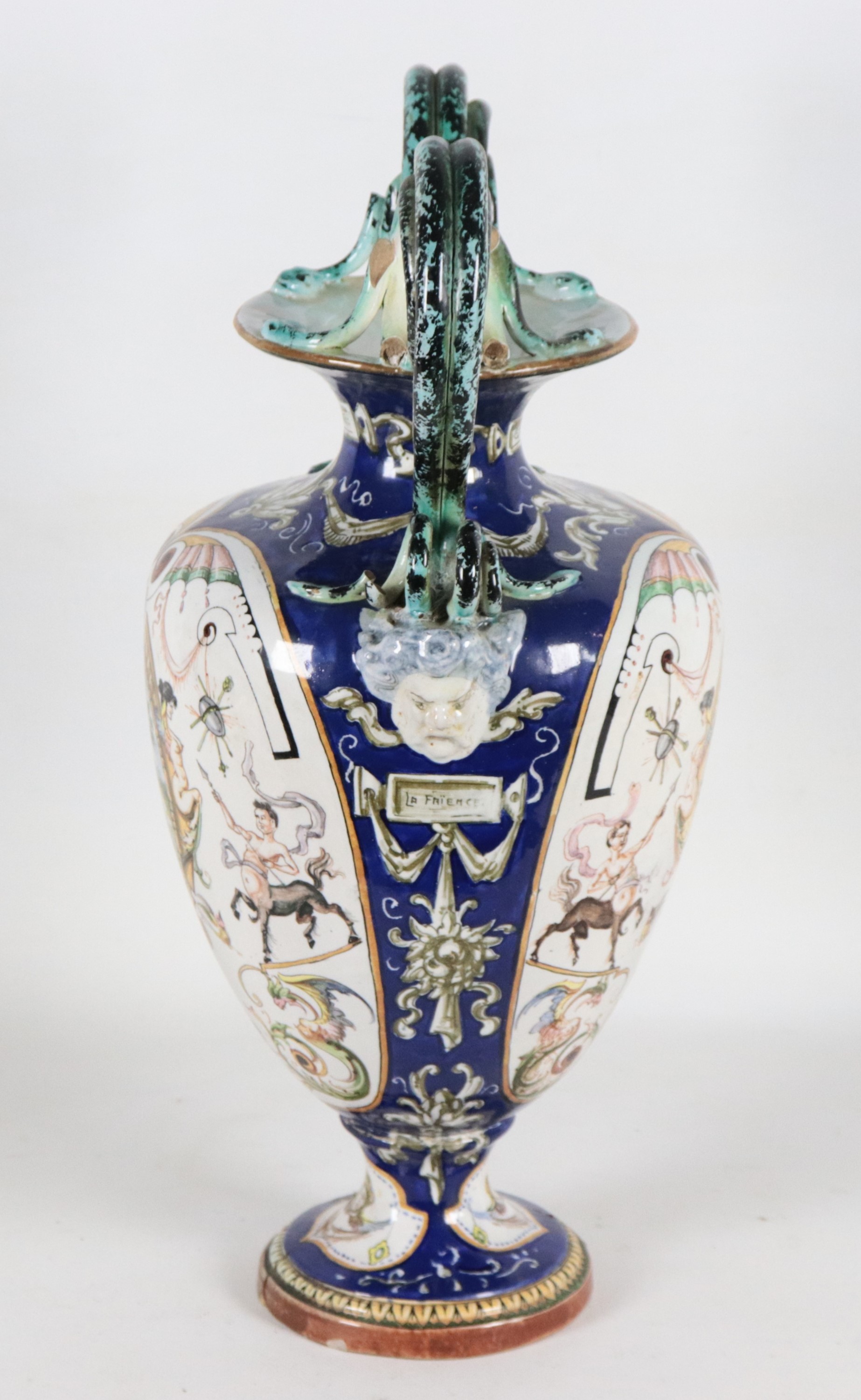 Anfora in ceramica policroma e lustrata di Faenza, con decorazioni a motivi di paesaggio, cariati...
