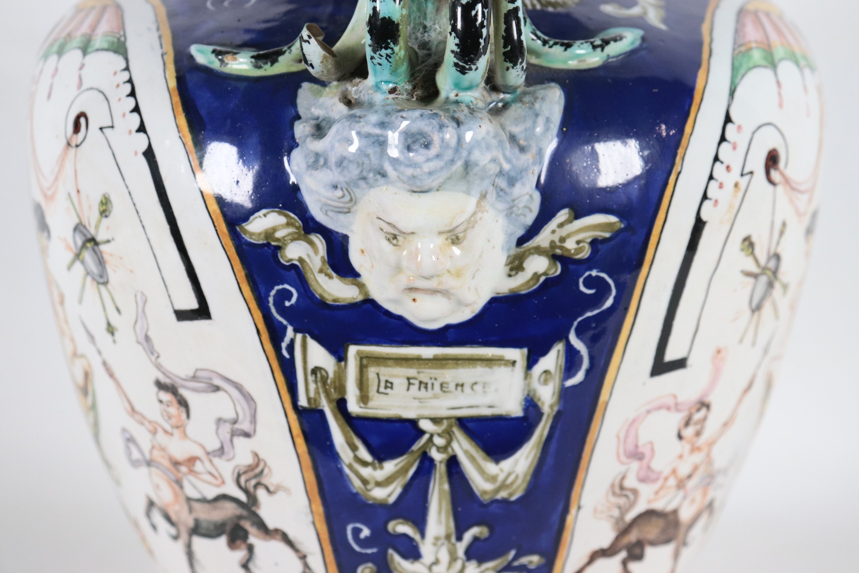 Anfora in ceramica policroma e lustrata di Faenza, con decorazioni a motivi di paesaggio, cariati...