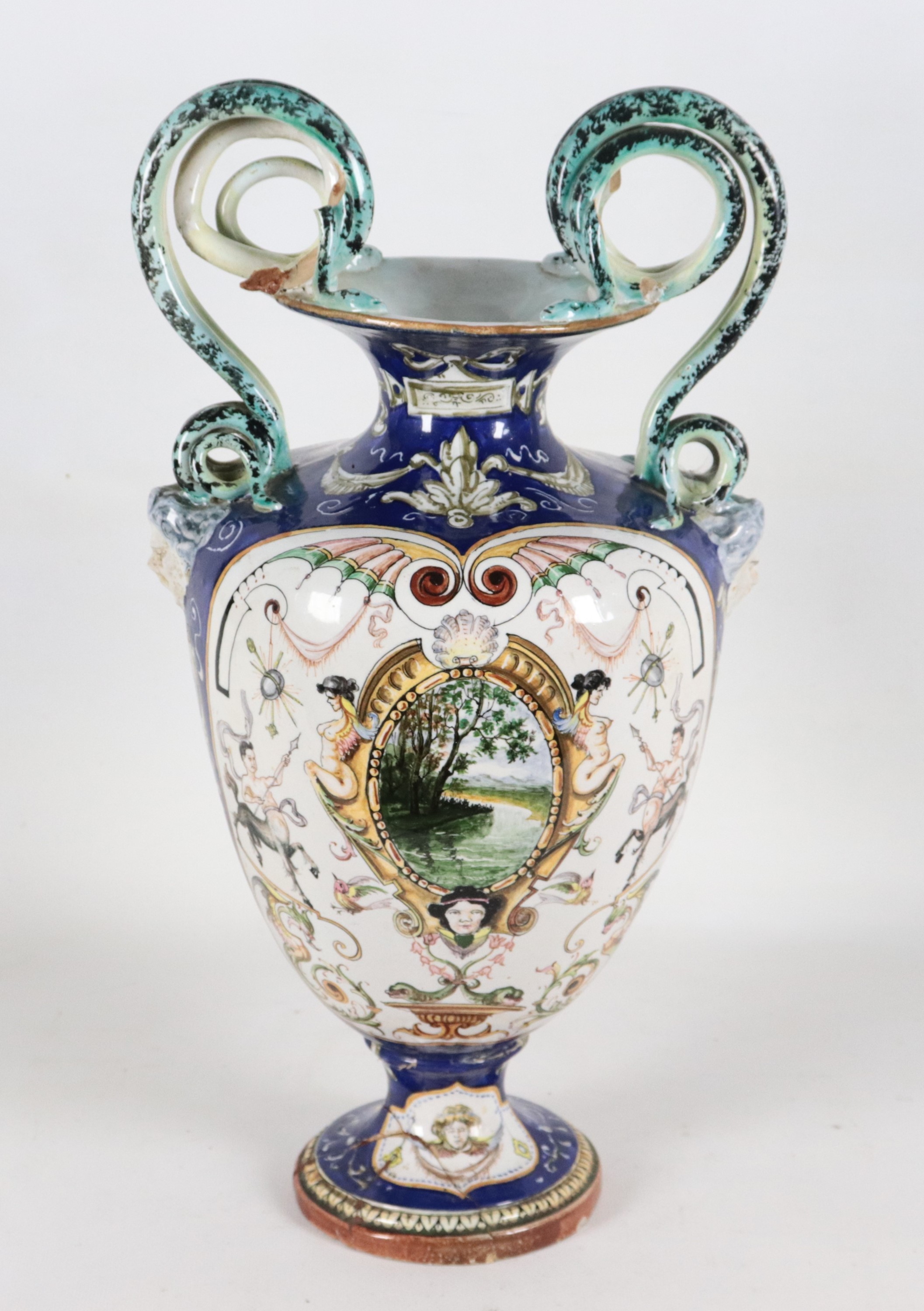 Anfora in ceramica policroma e lustrata di Faenza, con decorazioni a motivi di paesaggio, cariati...