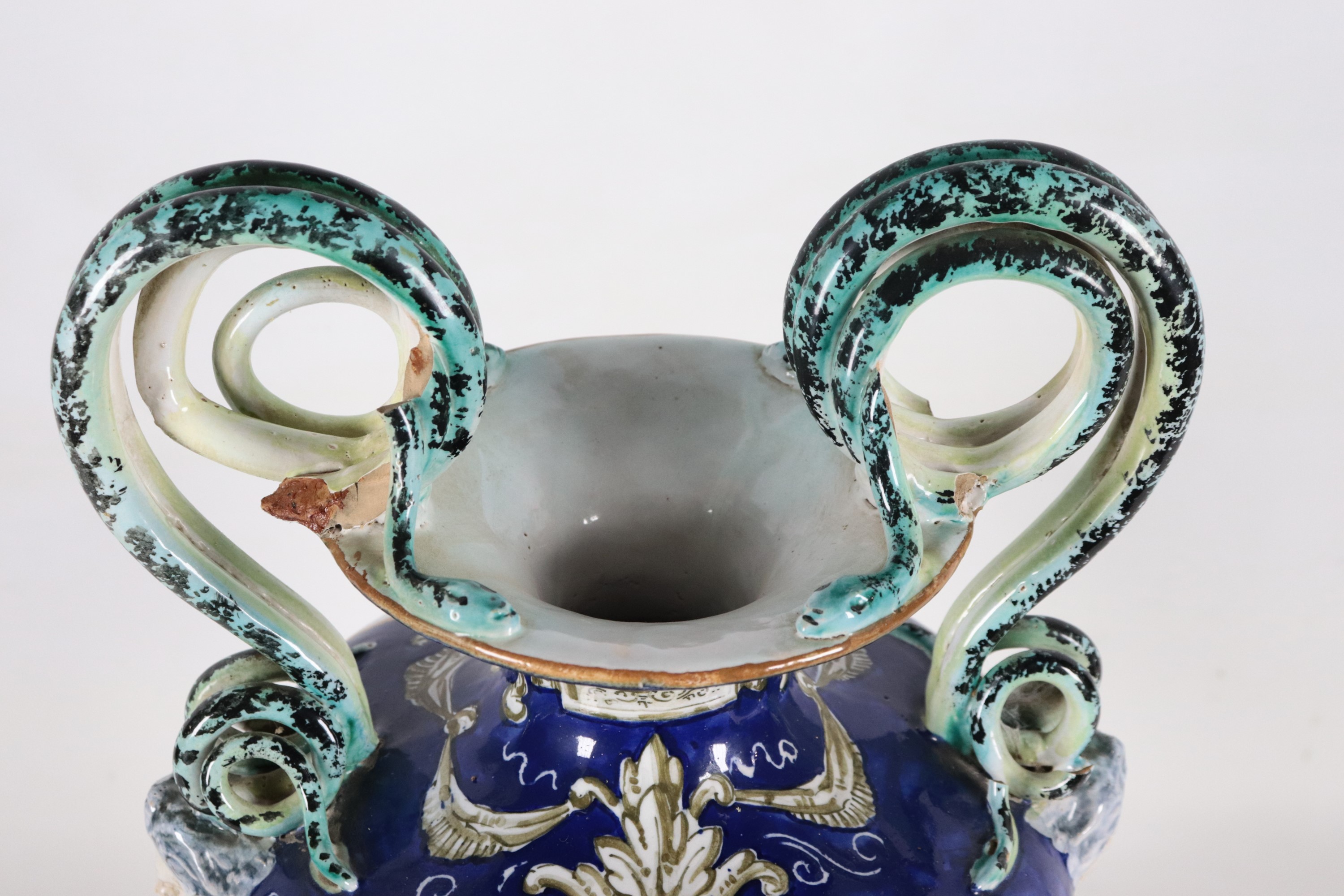Anfora in ceramica policroma e lustrata di Faenza, con decorazioni a motivi di paesaggio, cariati...