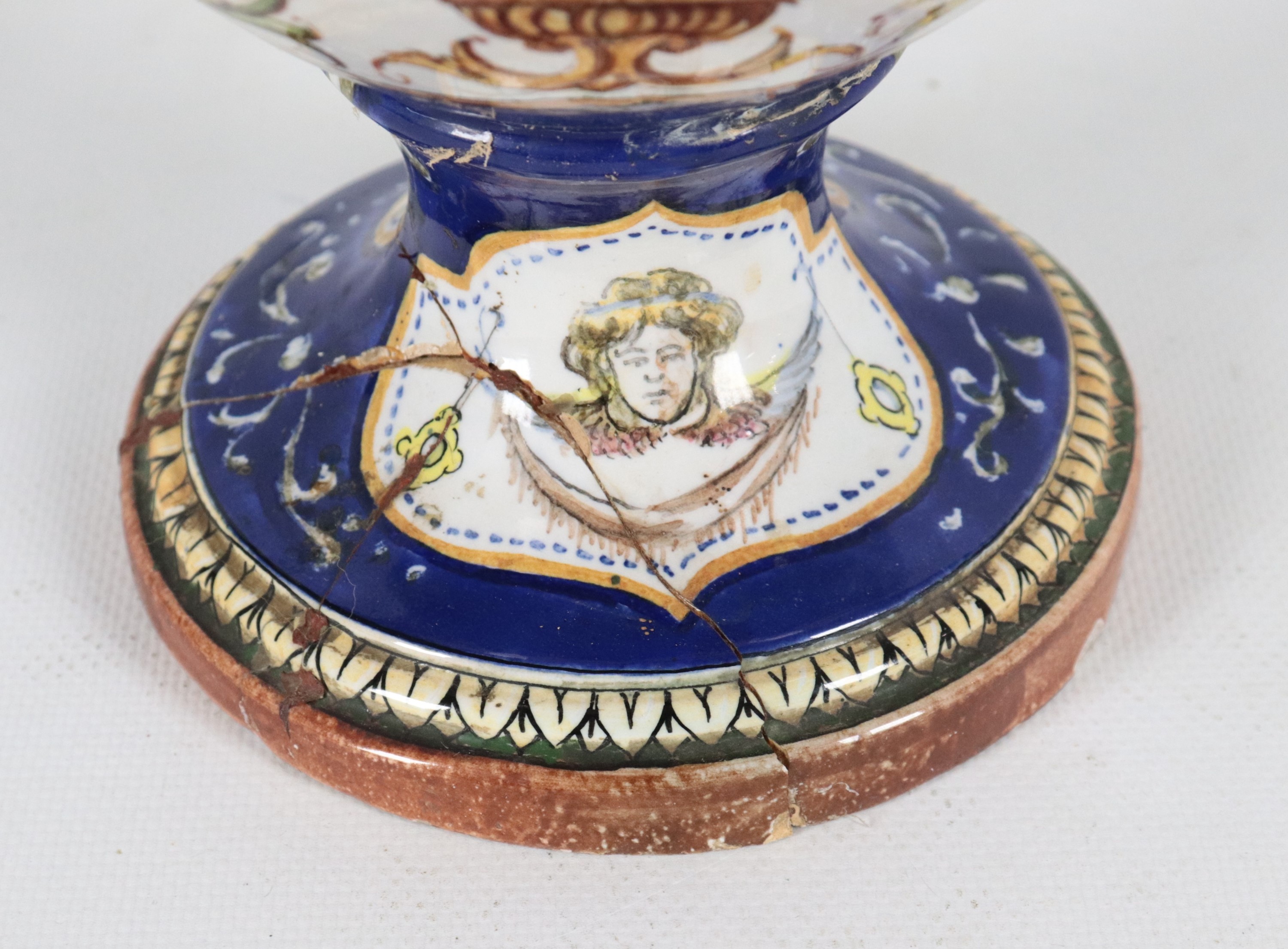 Anfora in ceramica policroma e lustrata di Faenza, con decorazioni a motivi di paesaggio, cariati...