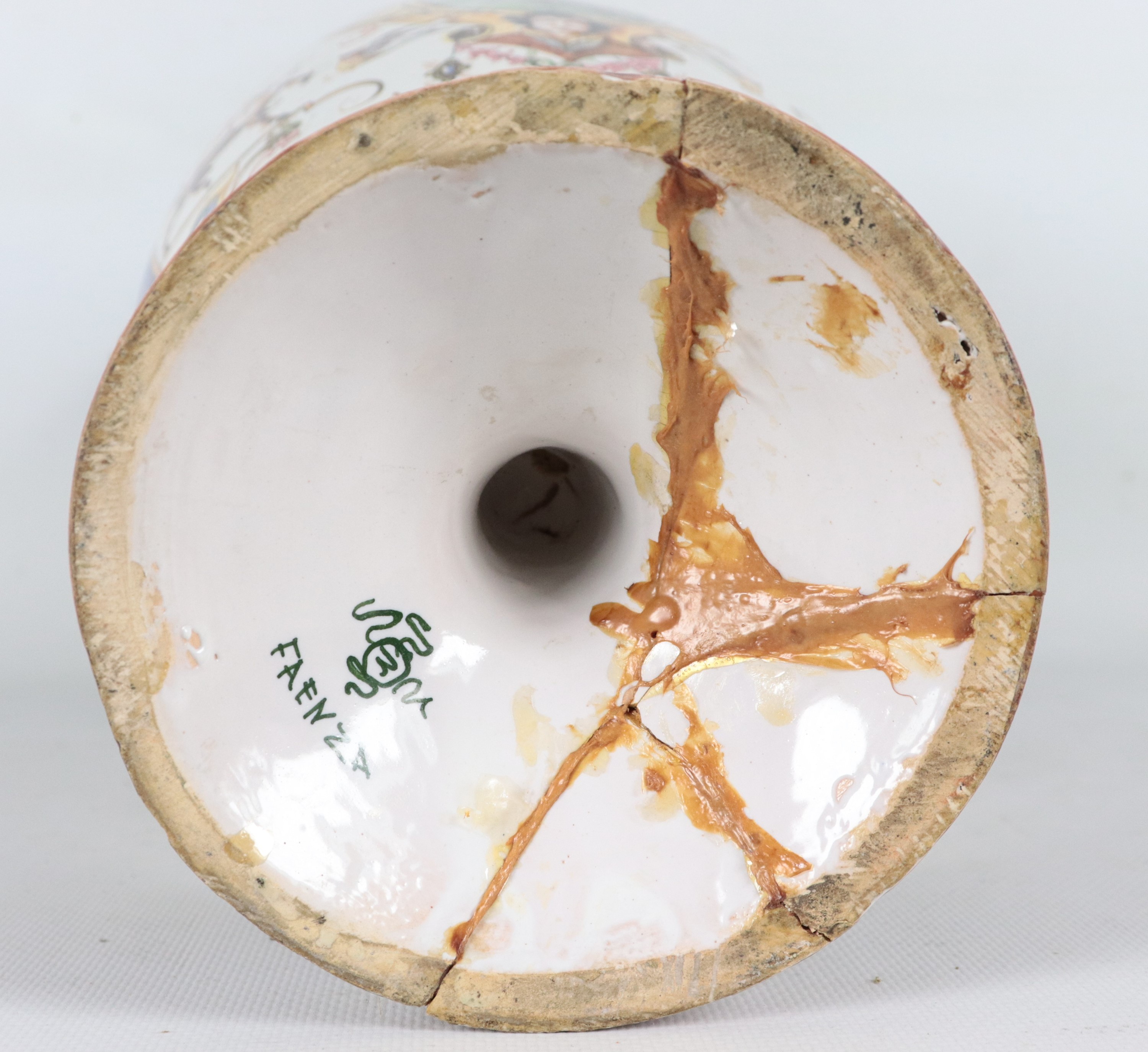 Anfora in ceramica policroma e lustrata di Faenza, con decorazioni a motivi di paesaggio, cariati...