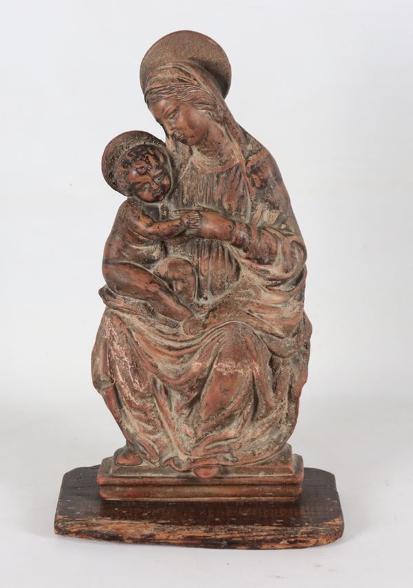 "Madonna con Bambino", antica scultura in terracotta sorretta da base in legno