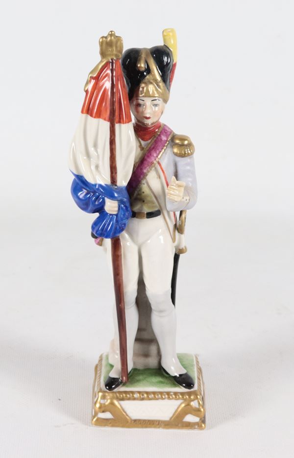 "Dragone francese con bandiera", statuina in porcellana policroma Capodimonte