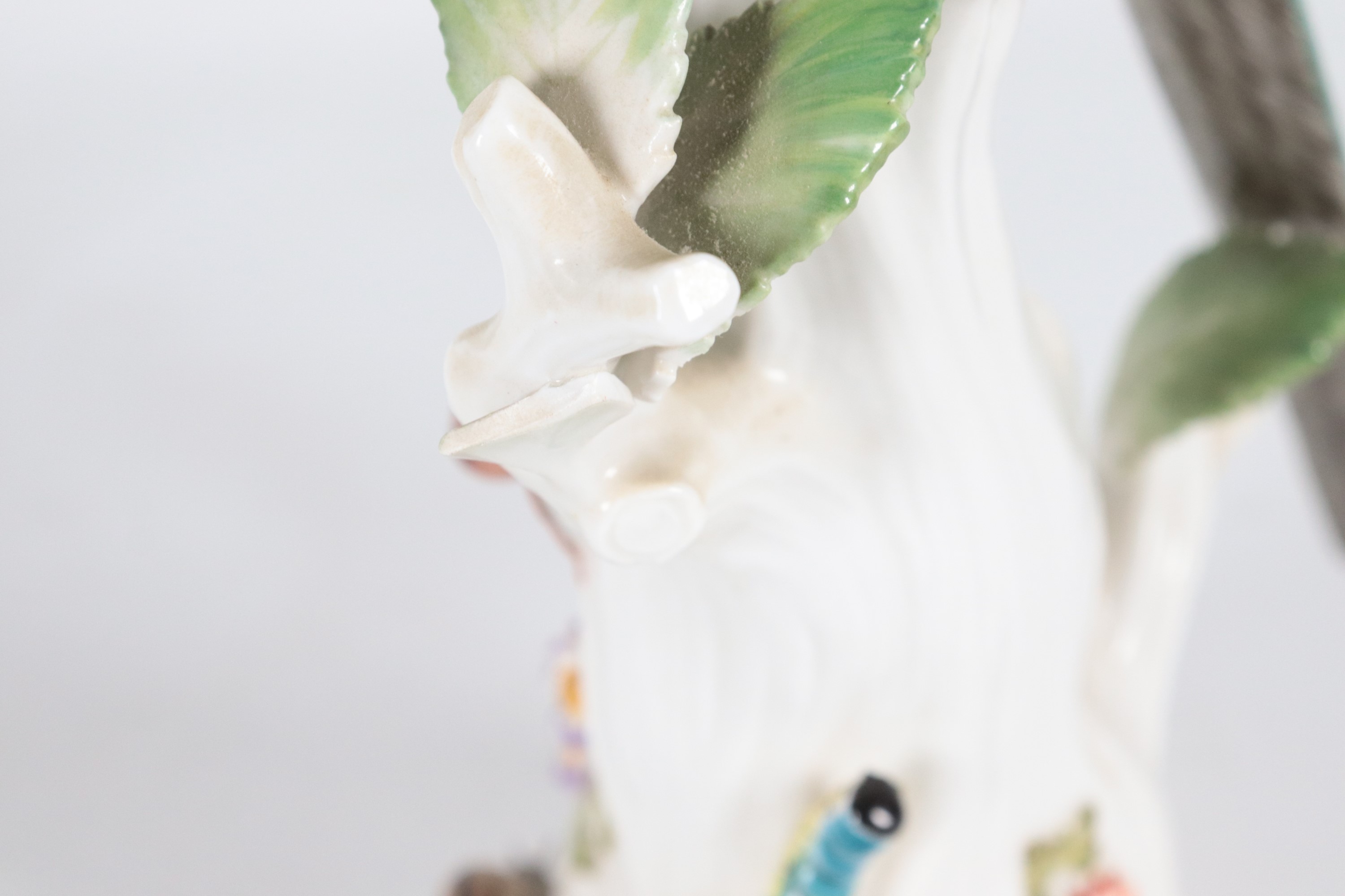 "Pappagallo", piccola scultura in porcellana tedesca Meissen policromata e smaltata