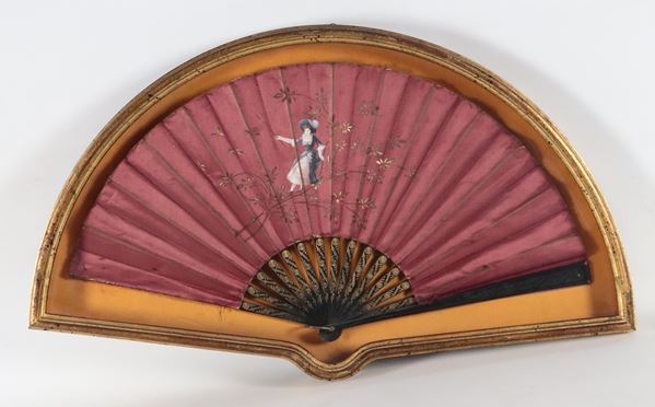 Ventaglio con al centro figura dipinta di dama con foglie e fiori 