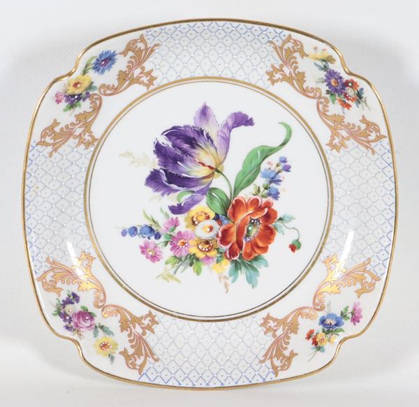 Centrotavola in porcellana Limoges, con decorazioni policrome di mazzetti di fiori e filettature in oro zecchino