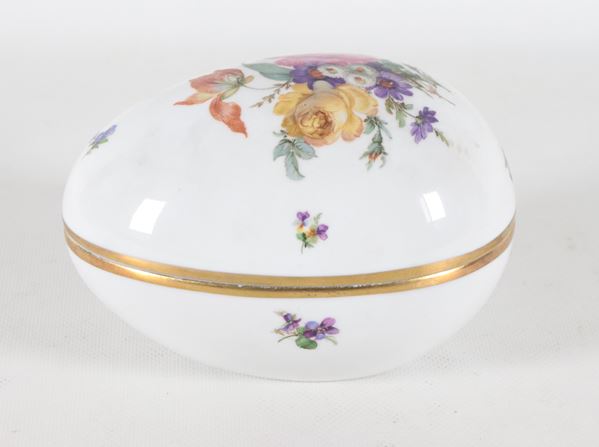 Scatola a forma di uovo in porcellana tedesca di Nymphenburg, con decorazioni policrome a mazzetti di fiori