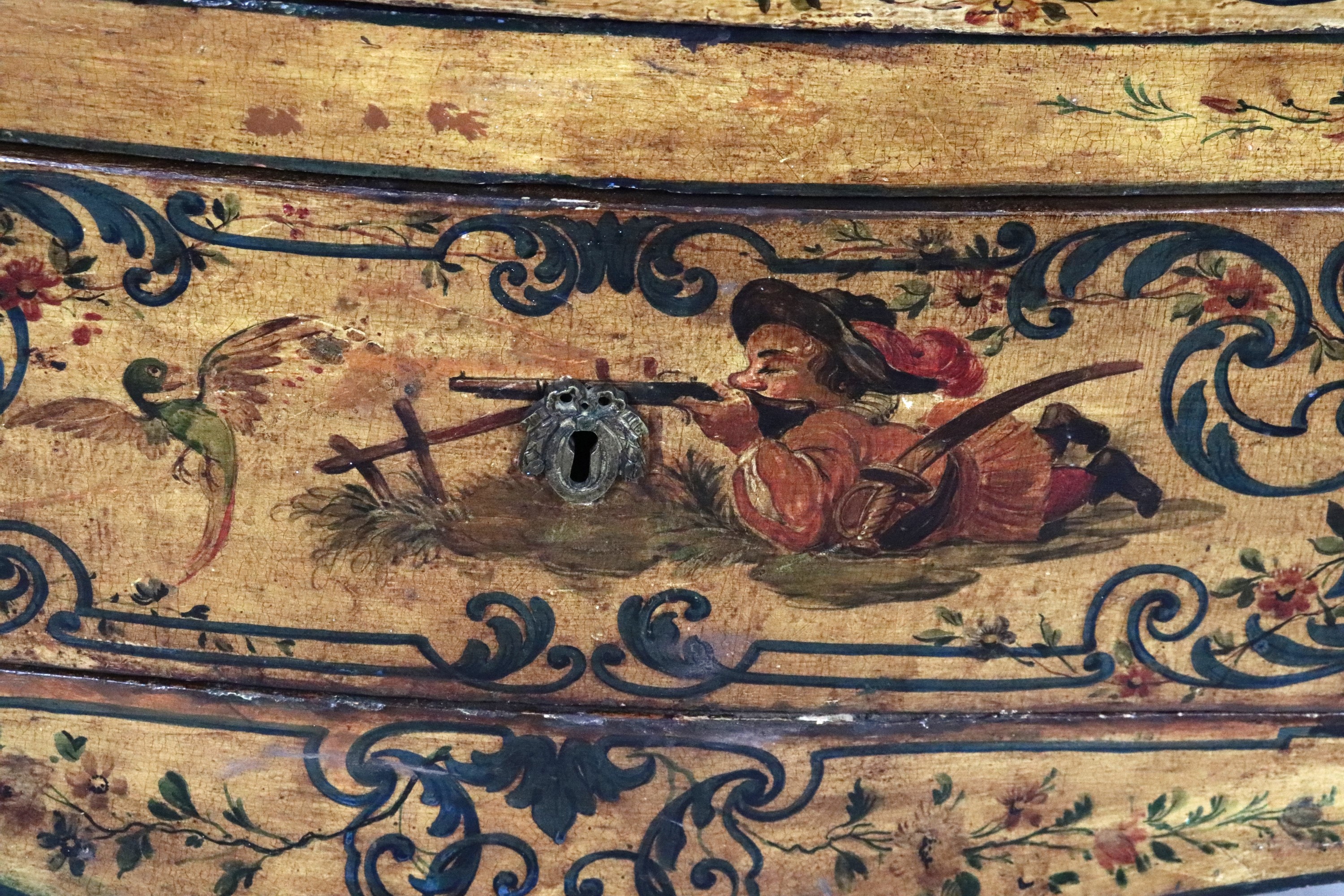 Antico cassettone marchigiano Luigi XV, interamente decorato e dipinto a motivi di personaggi e v...