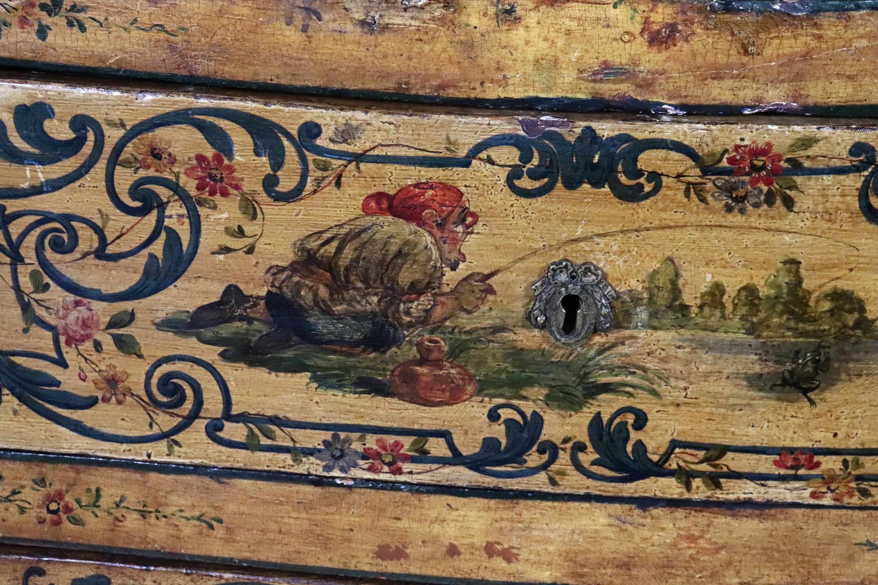 Antico cassettone marchigiano Luigi XV, interamente decorato e dipinto a motivi di personaggi e v...