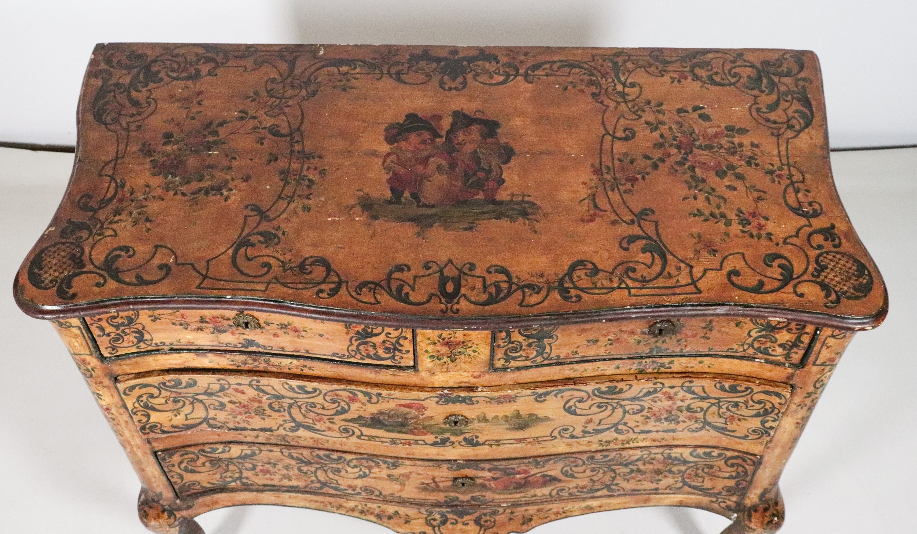 Antico cassettone marchigiano Luigi XV, interamente decorato e dipinto a motivi di personaggi e v...