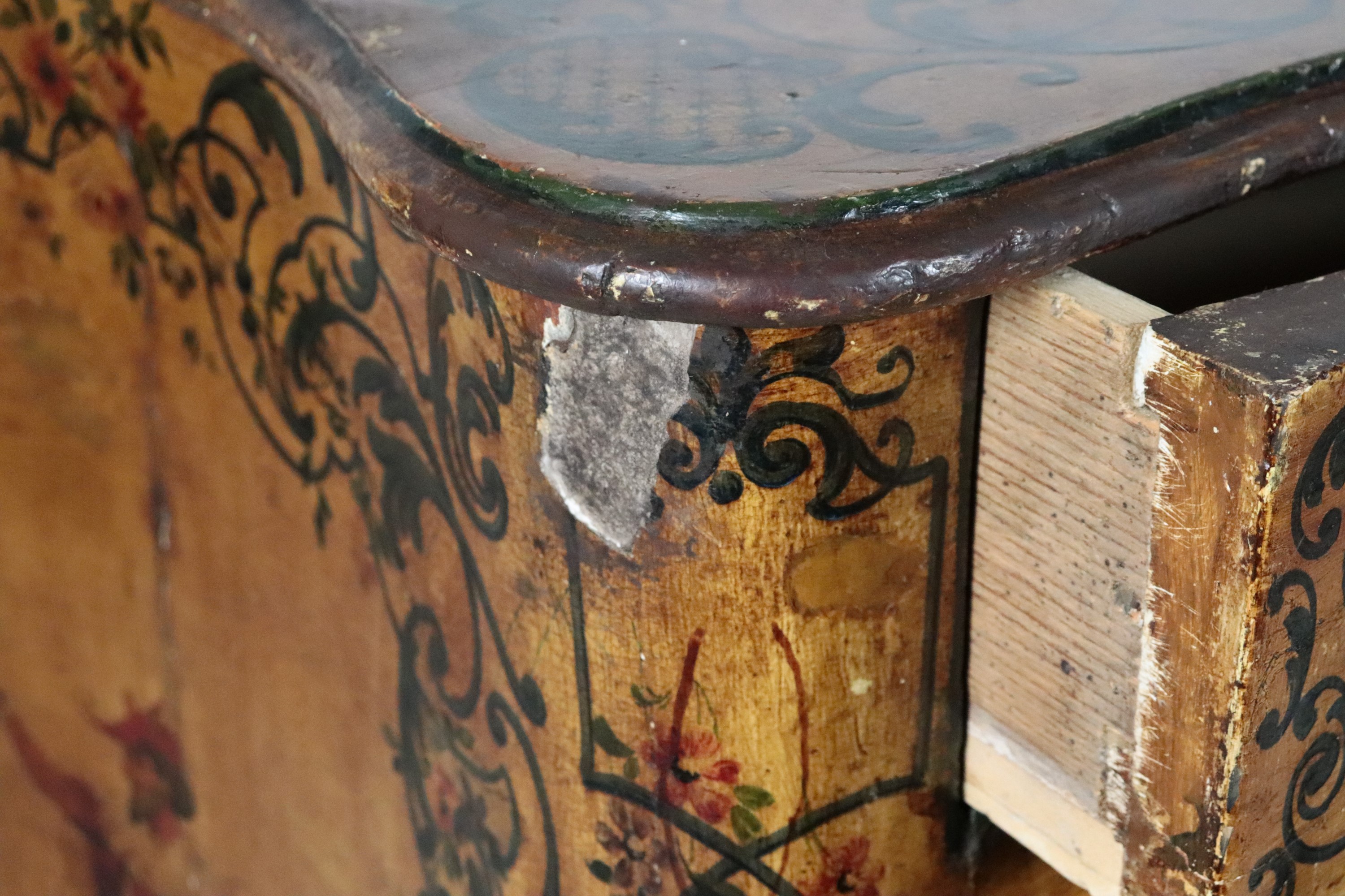 Antico cassettone marchigiano Luigi XV, interamente decorato e dipinto a motivi di personaggi e v...