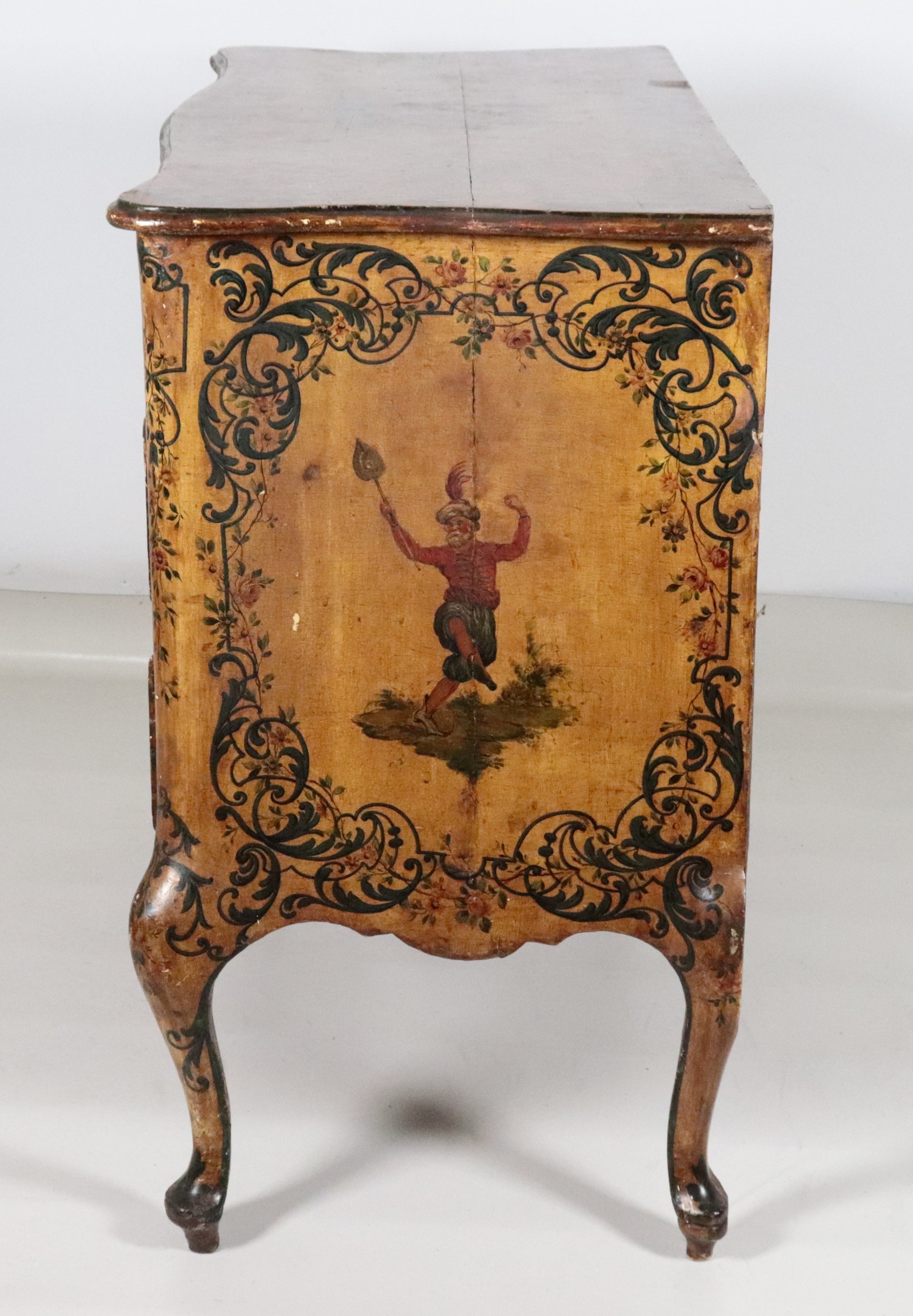 Antico cassettone marchigiano Luigi XV, interamente decorato e dipinto a motivi di personaggi e v...