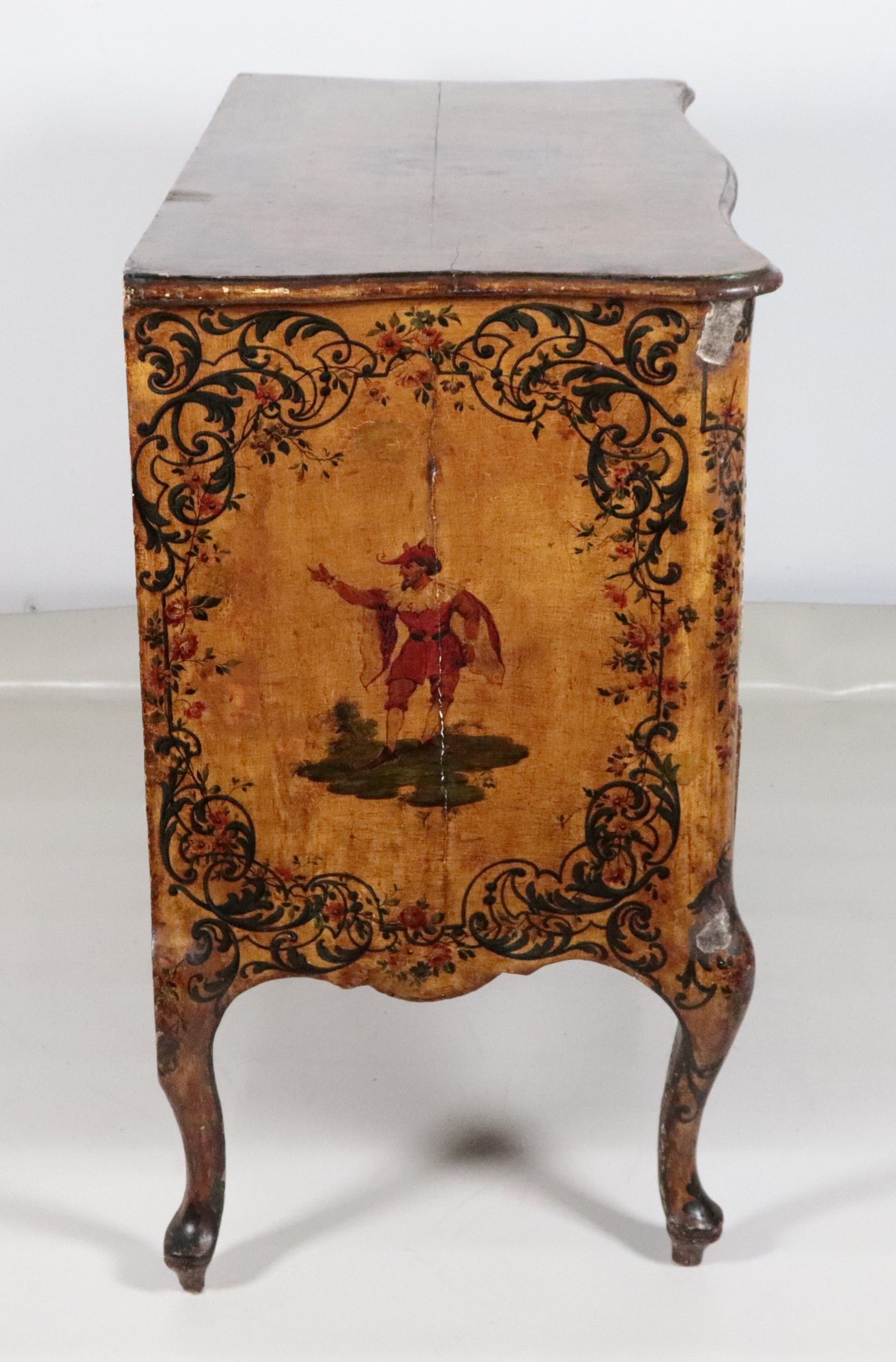 Antico cassettone marchigiano Luigi XV, interamente decorato e dipinto a motivi di personaggi e v...