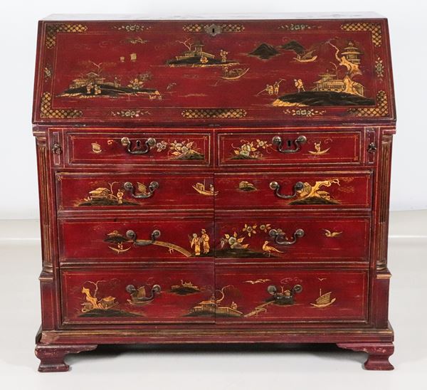 Antica ribalta inglese Giorgio III interamente laccata in rosso a chinoiserie, decorata a rilievo con dorature a motivi di paesaggi orientali con pagode, personaggi e barche
