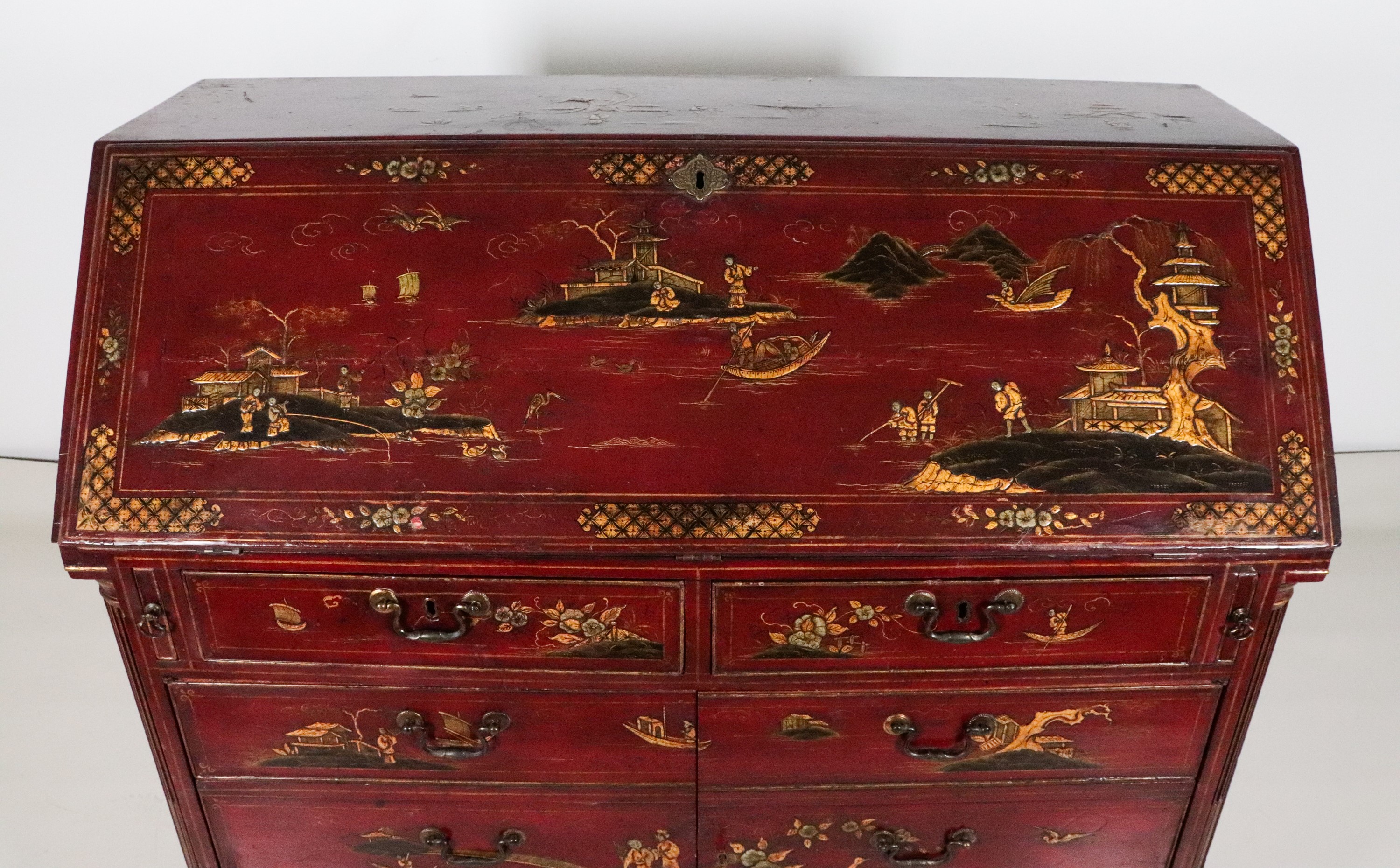 Antica ribalta inglese Giorgio III interamente laccata in rosso a chinoiserie, decorata a rilievo...