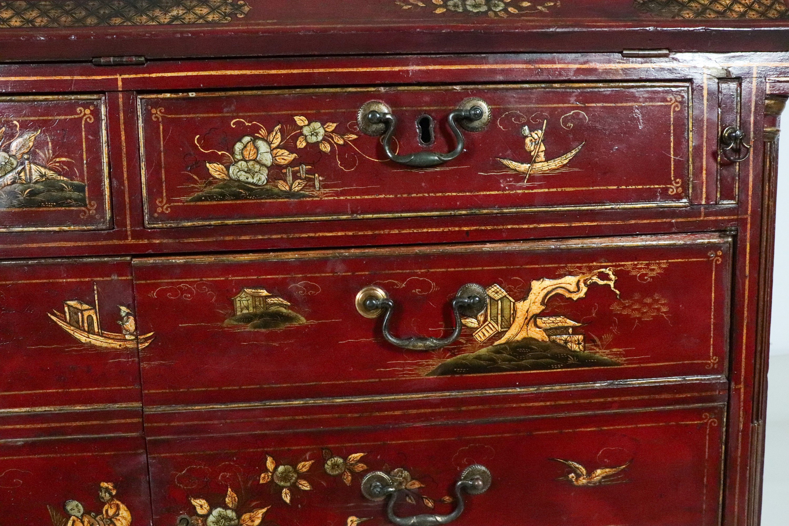 Antica ribalta inglese Giorgio III interamente laccata in rosso a chinoiserie, decorata a rilievo...