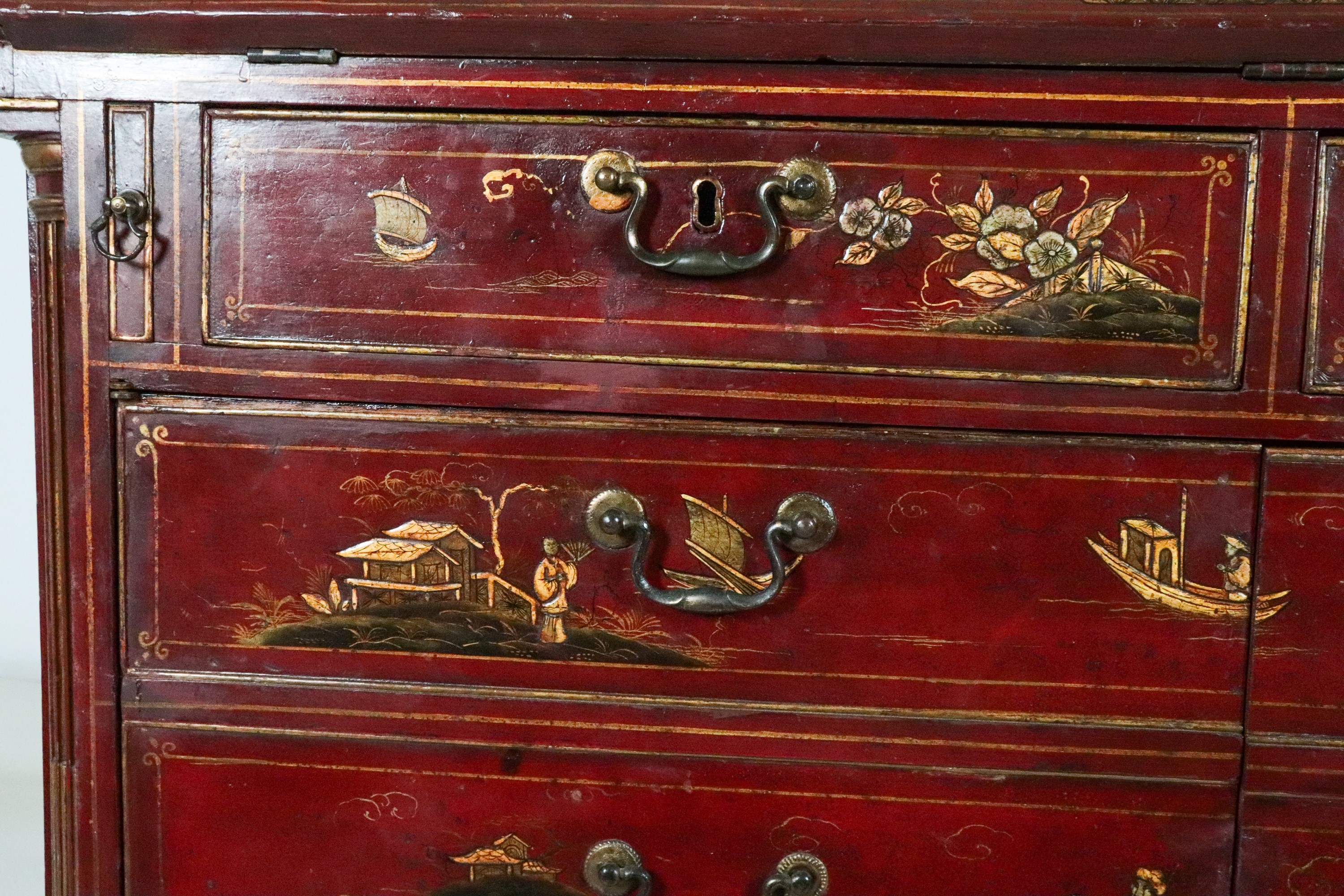 Antica ribalta inglese Giorgio III interamente laccata in rosso a chinoiserie, decorata a rilievo...