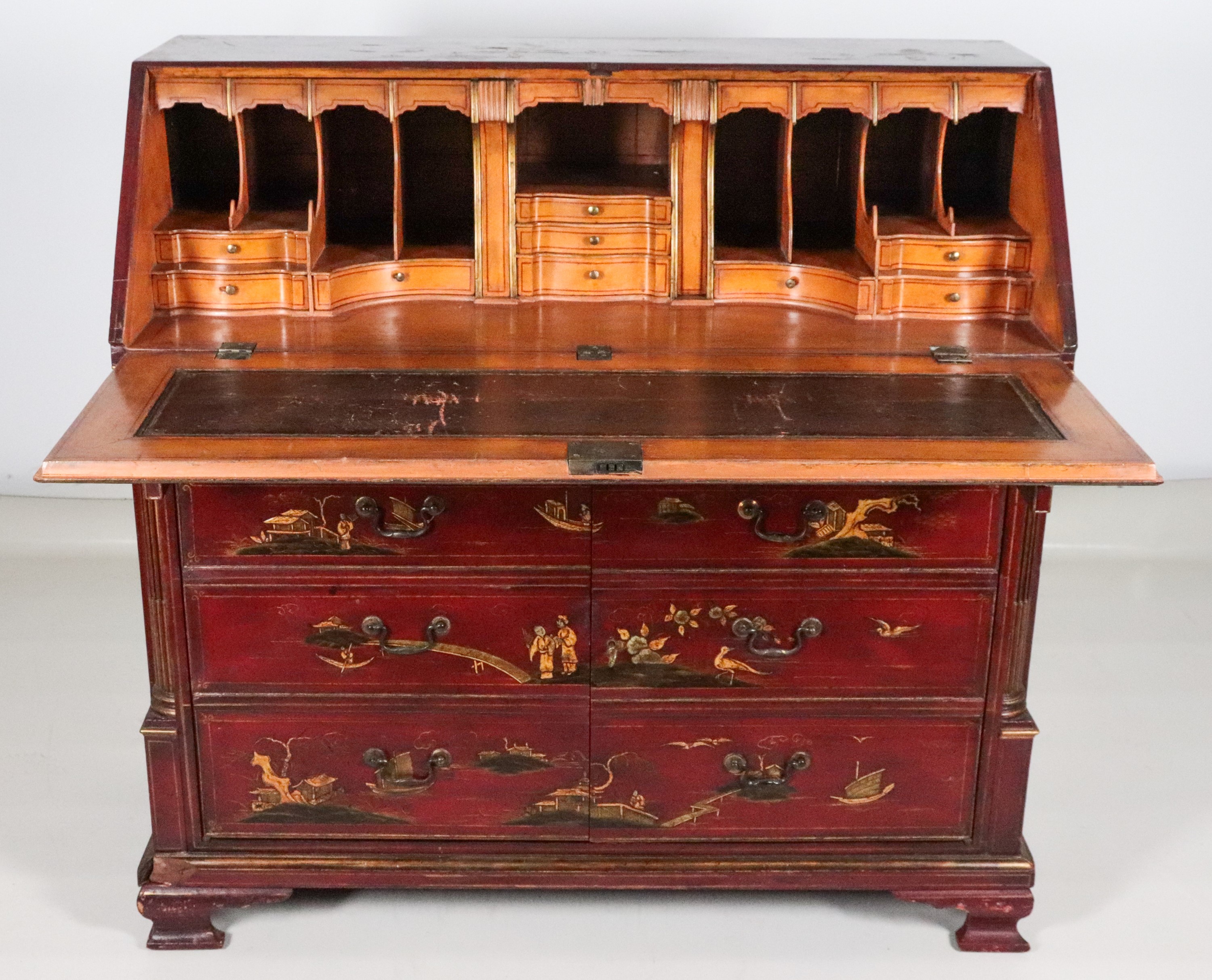 Antica ribalta inglese Giorgio III interamente laccata in rosso a chinoiserie, decorata a rilievo...