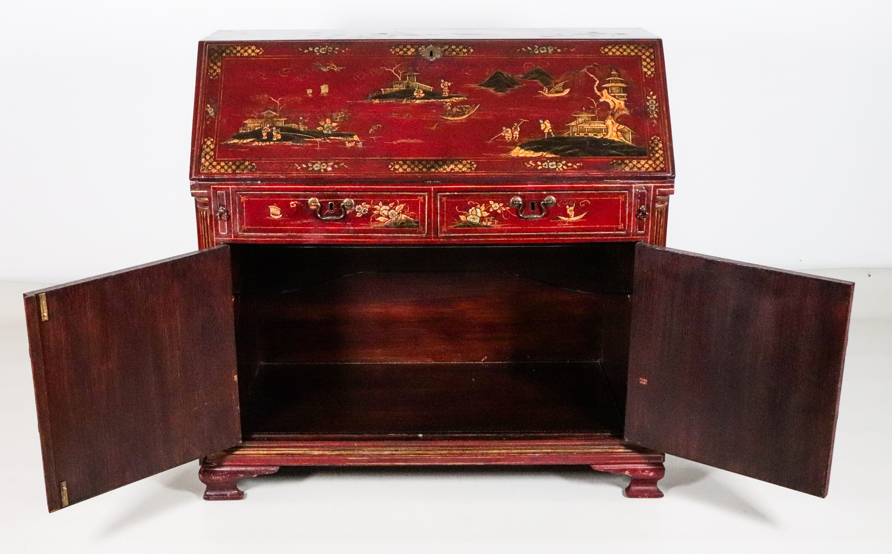 Antica ribalta inglese Giorgio III interamente laccata in rosso a chinoiserie, decorata a rilievo...