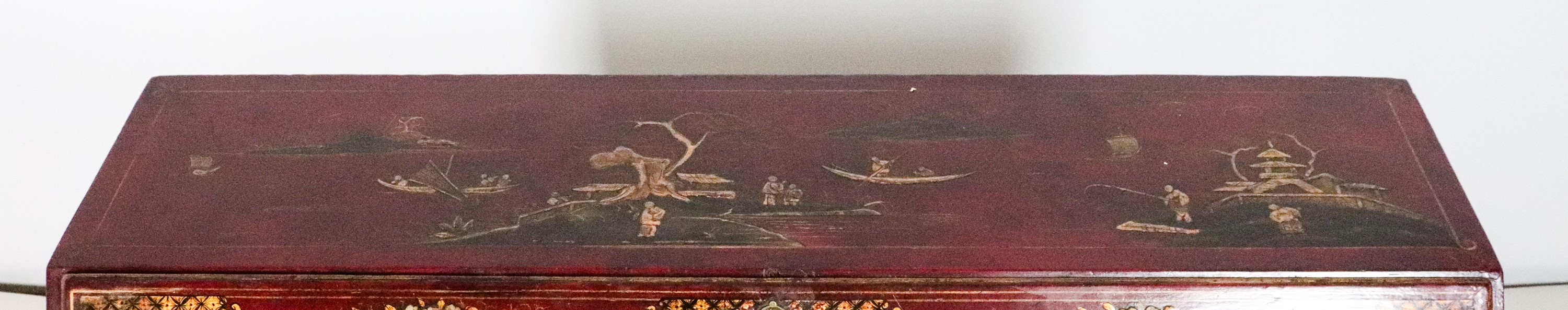 Antica ribalta inglese Giorgio III interamente laccata in rosso a chinoiserie, decorata a rilievo...