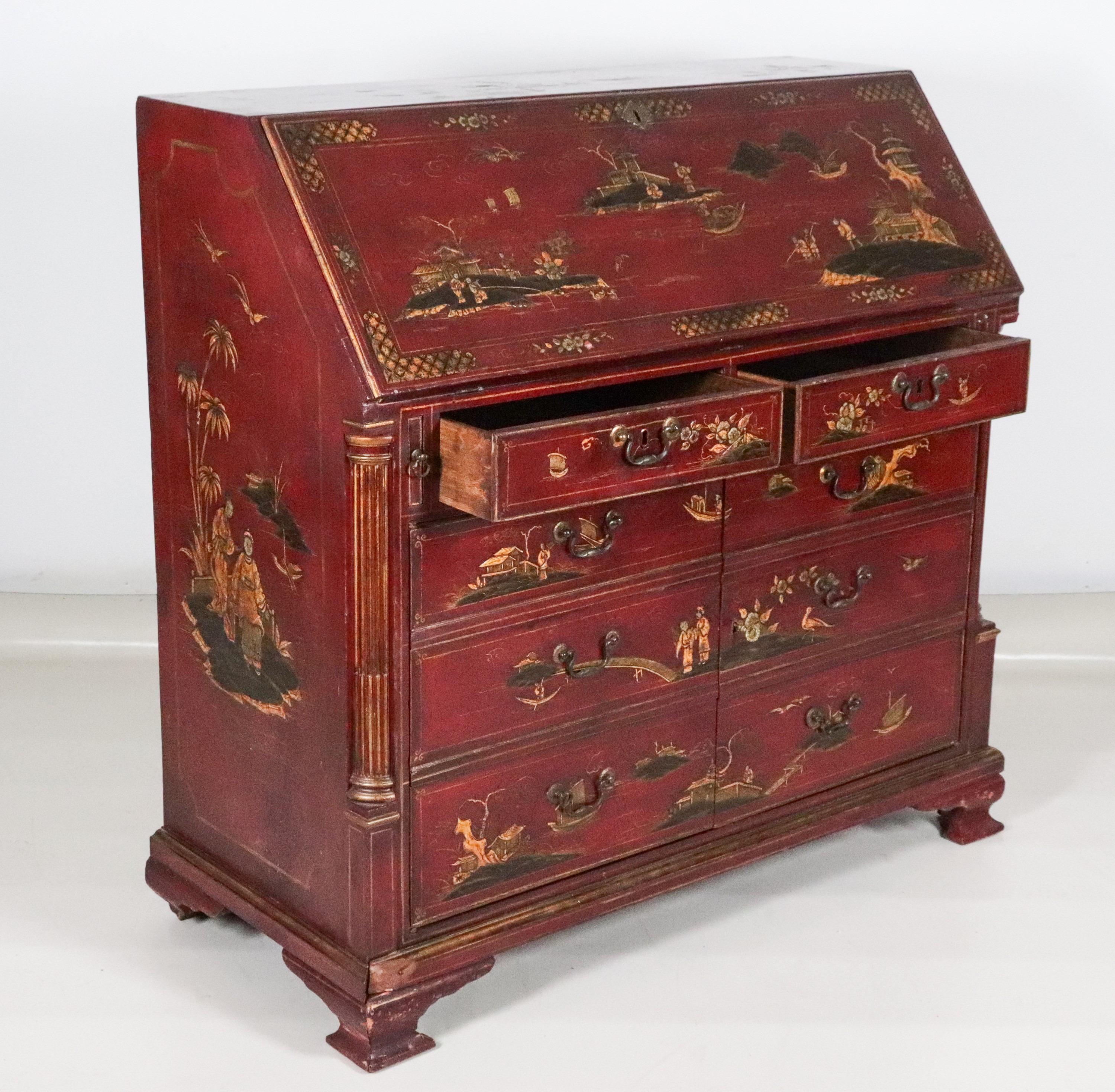 Antica ribalta inglese Giorgio III interamente laccata in rosso a chinoiserie, decorata a rilievo...
