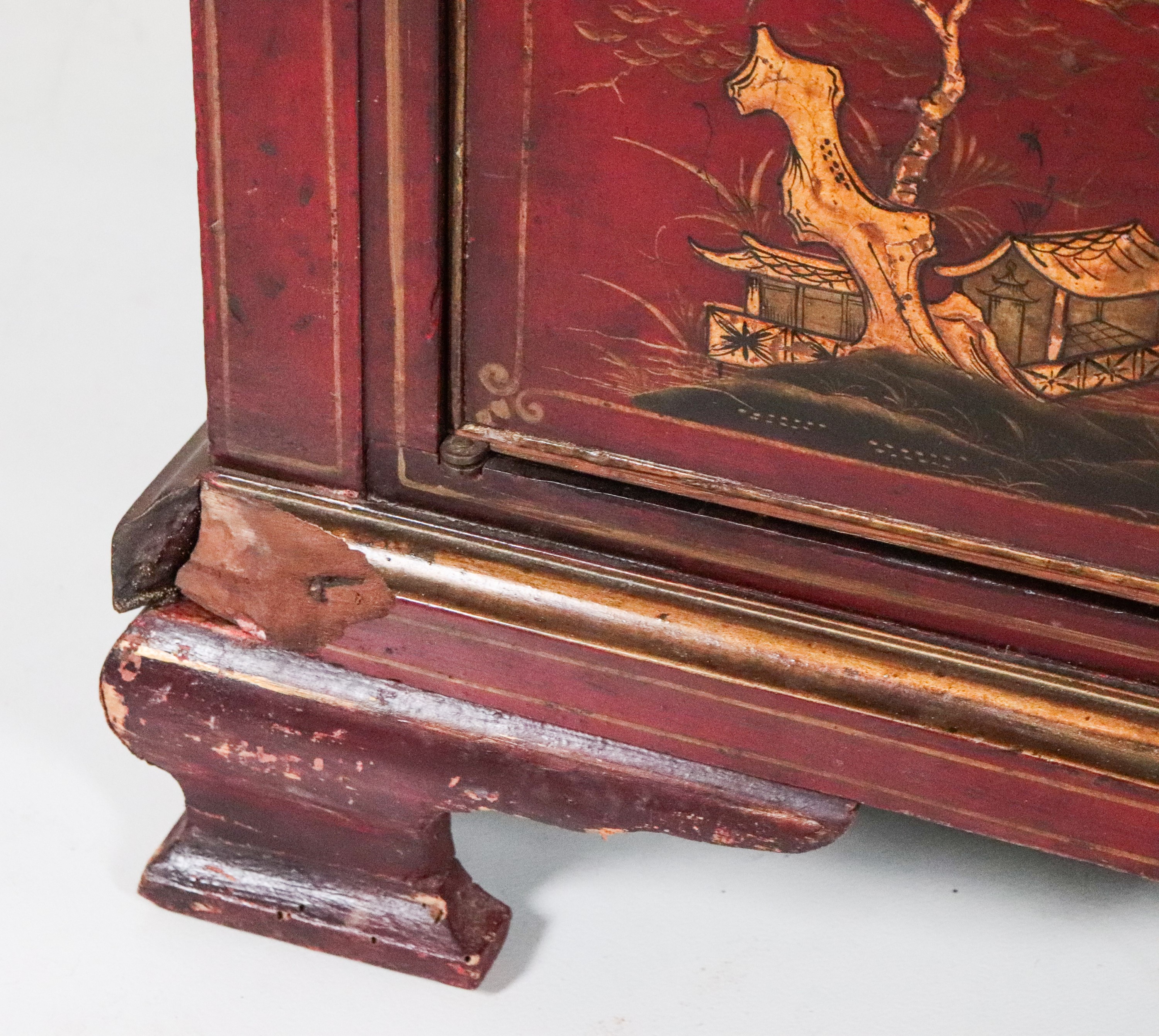 Antica ribalta inglese Giorgio III interamente laccata in rosso a chinoiserie, decorata a rilievo...
