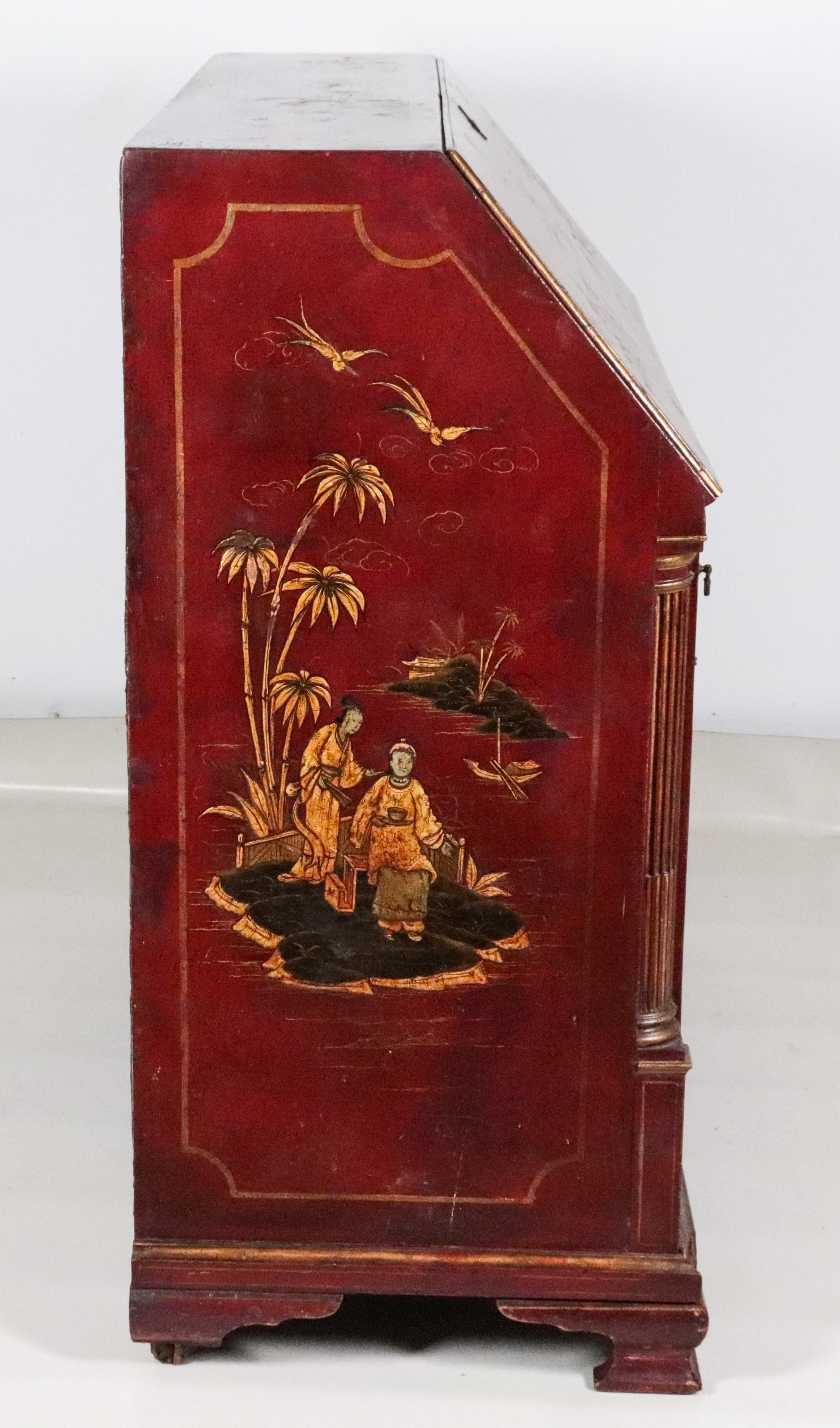 Antica ribalta inglese Giorgio III interamente laccata in rosso a chinoiserie, decorata a rilievo...