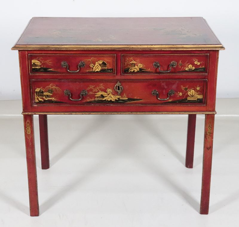 Antica piccola scrivania da muro inglese in legno laccato rosso, con decorazioni a chinoiserie di...