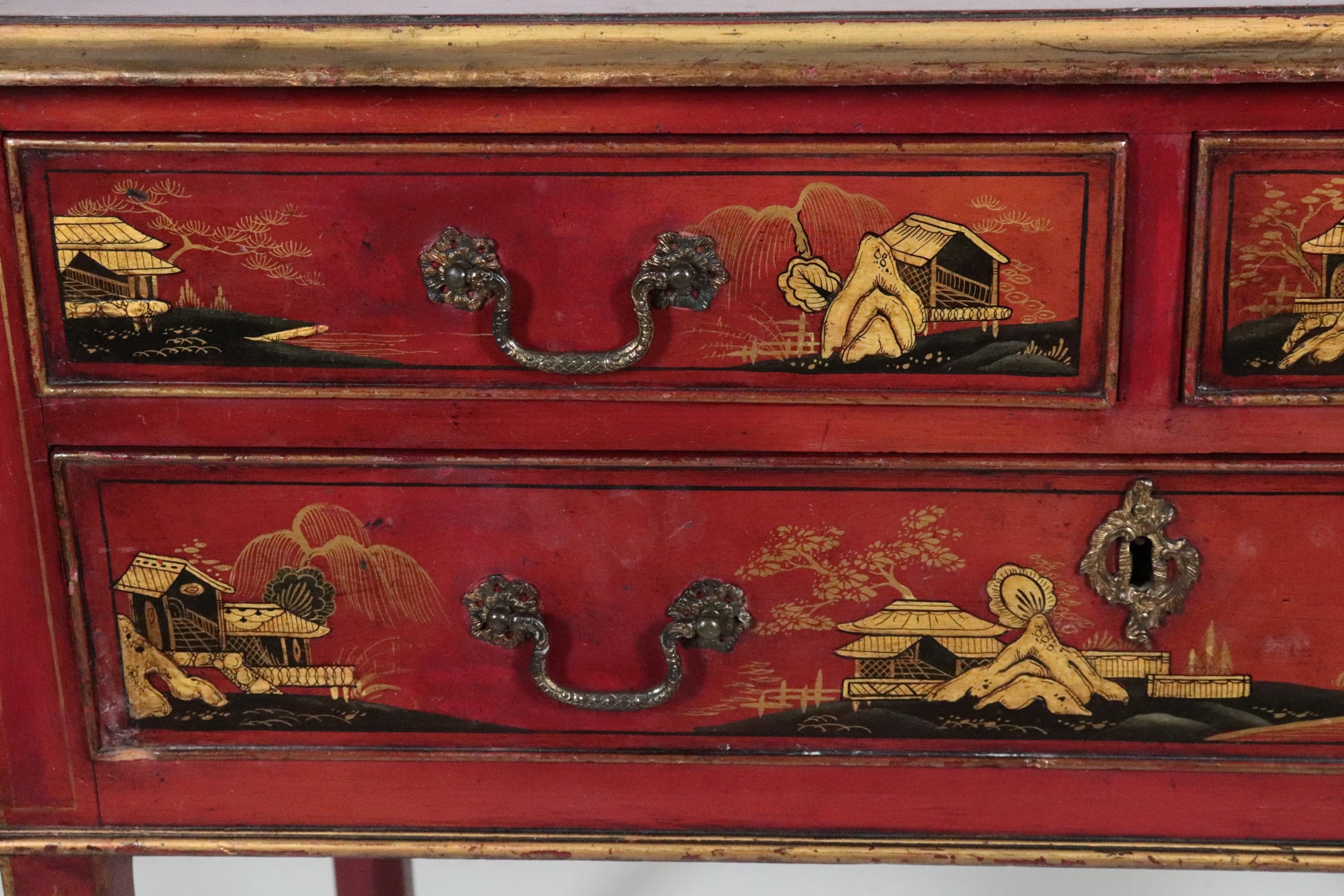 Antica piccola scrivania da muro inglese in legno laccato rosso, con decorazioni a chinoiserie di...
