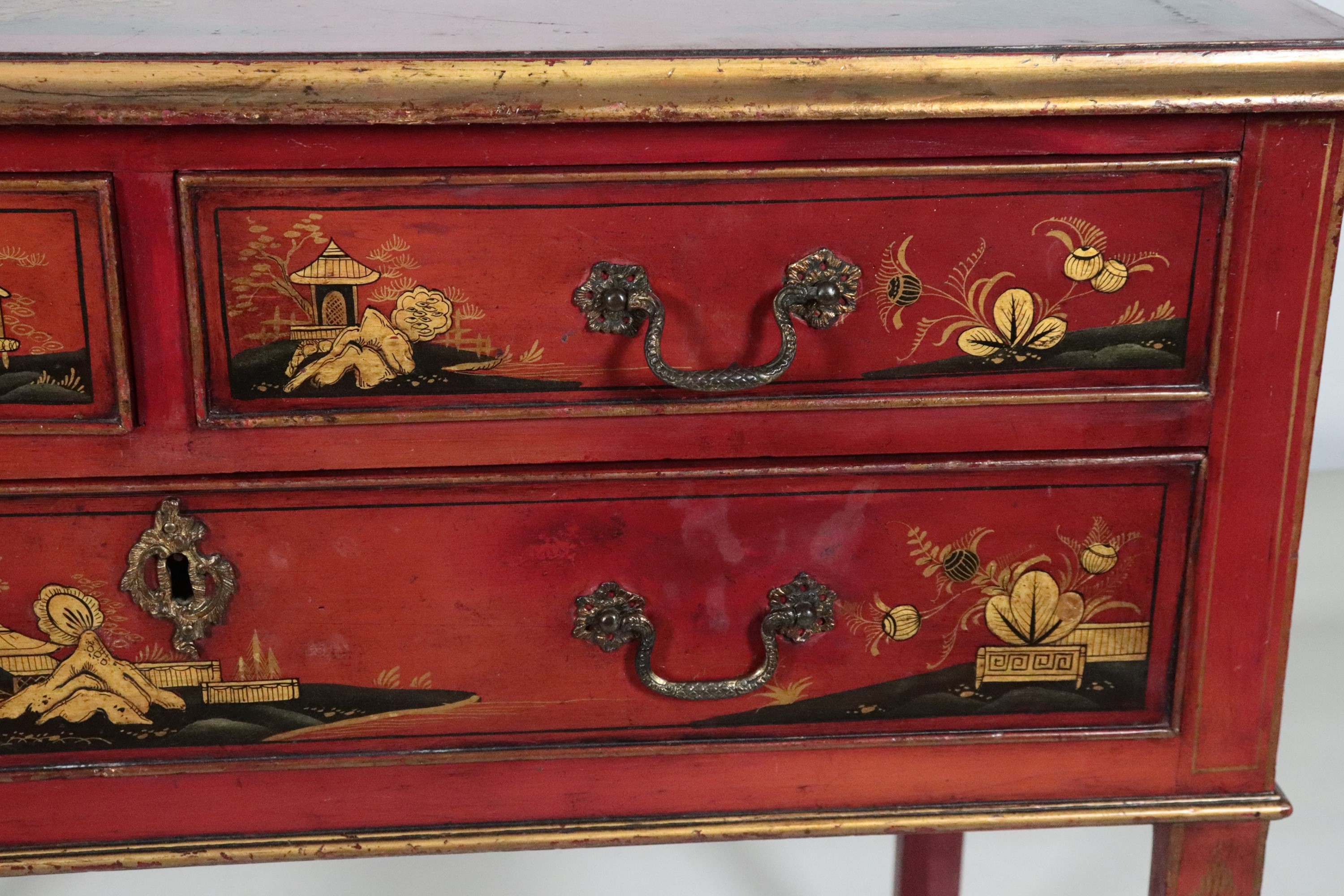 Antica piccola scrivania da muro inglese in legno laccato rosso, con decorazioni a chinoiserie di...
