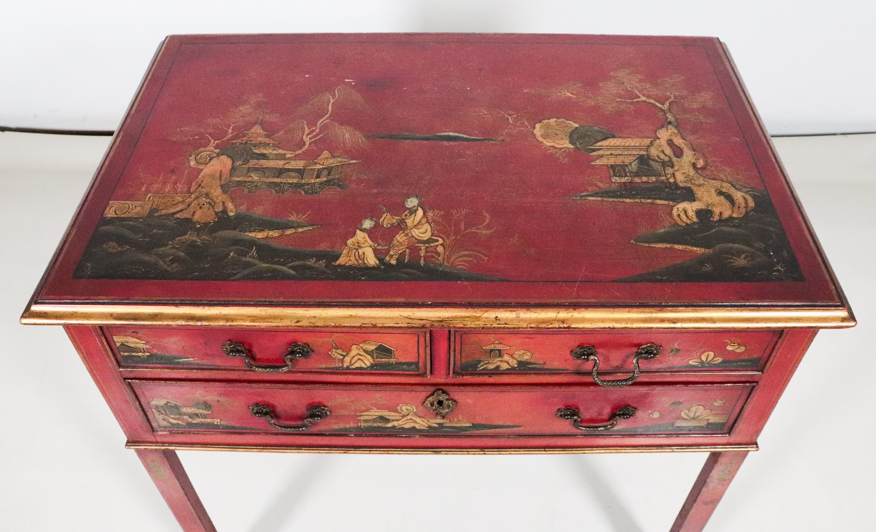 Antica piccola scrivania da muro inglese in legno laccato rosso, con decorazioni a chinoiserie di...