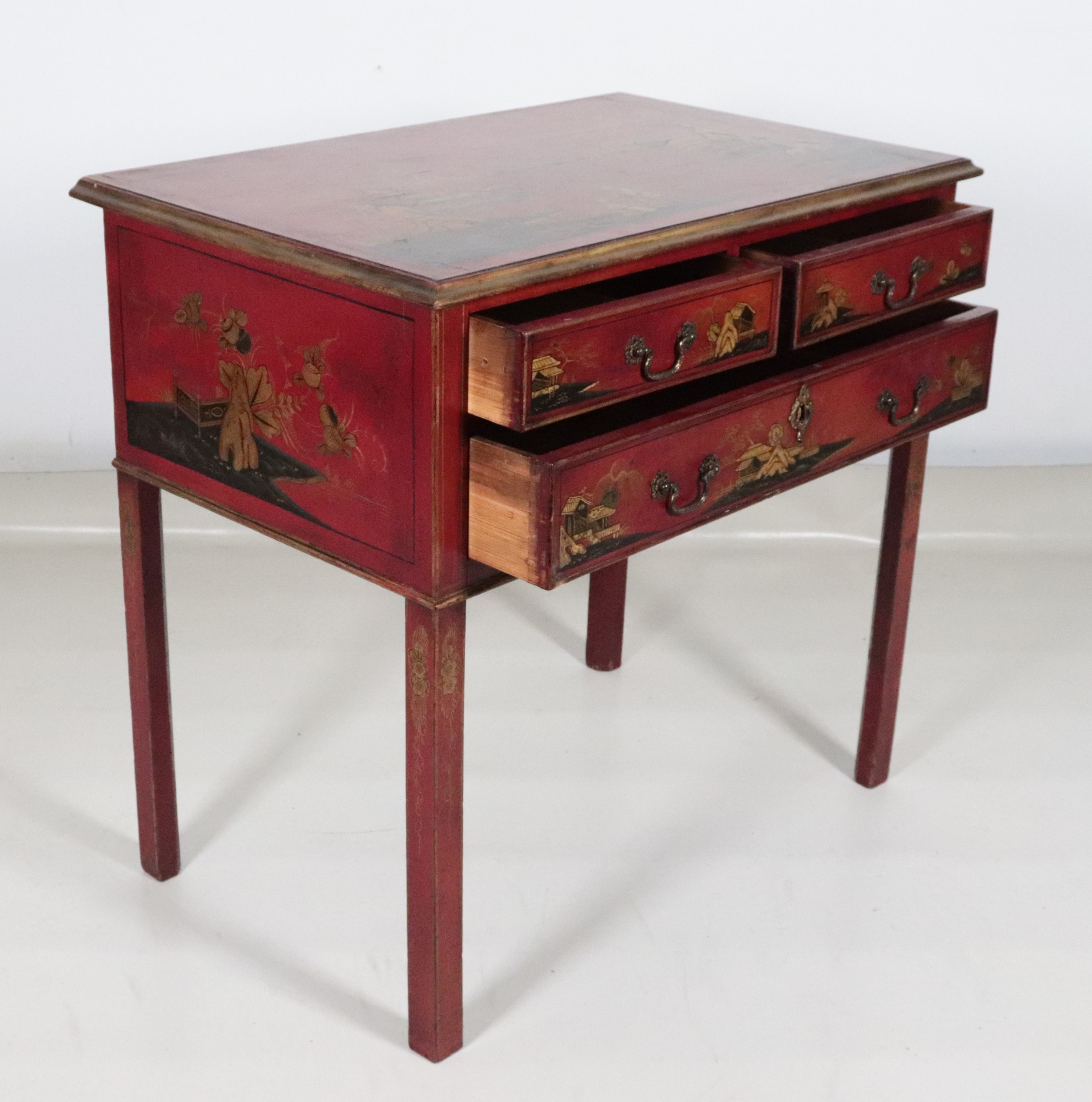 Antica piccola scrivania da muro inglese in legno laccato rosso, con decorazioni a chinoiserie di...