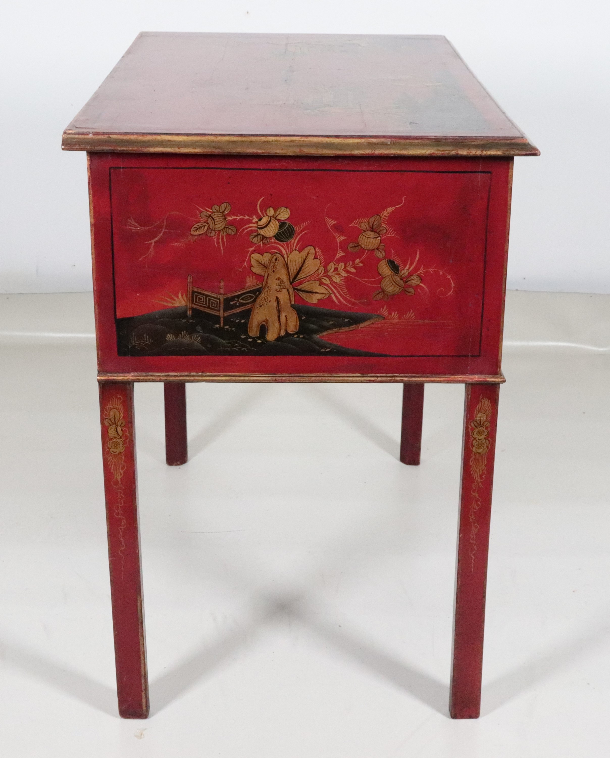 Antica piccola scrivania da muro inglese in legno laccato rosso, con decorazioni a chinoiserie di...