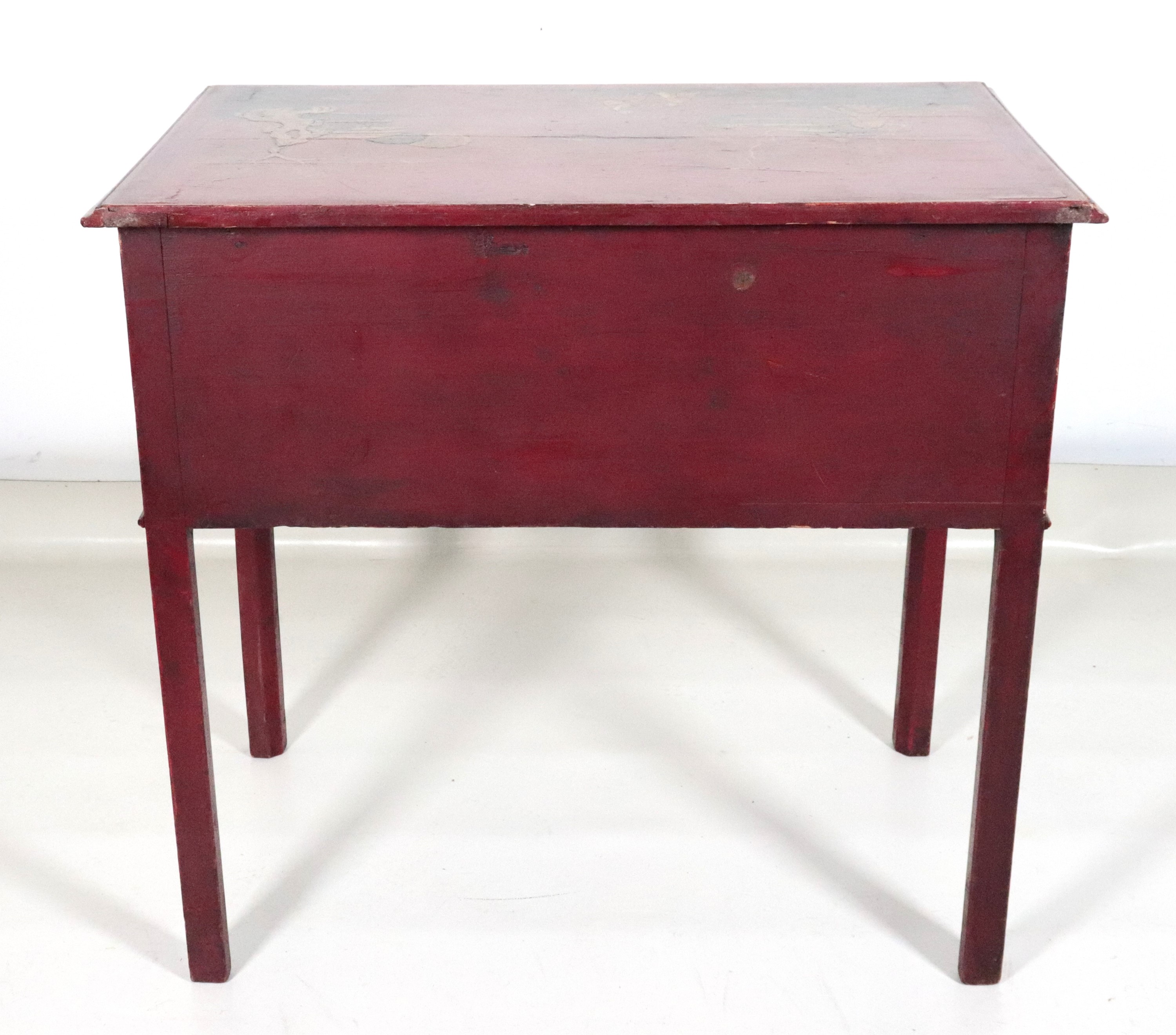 Antica piccola scrivania da muro inglese in legno laccato rosso, con decorazioni a chinoiserie di...
