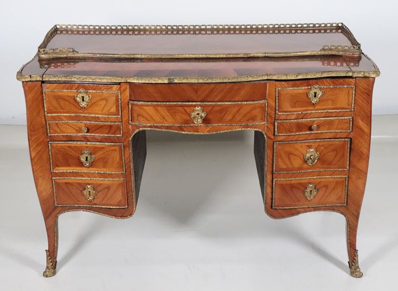 Antica scrivania francese da centro Napoleone III, di linea Luigi XV, in bois de rose e noce con ...