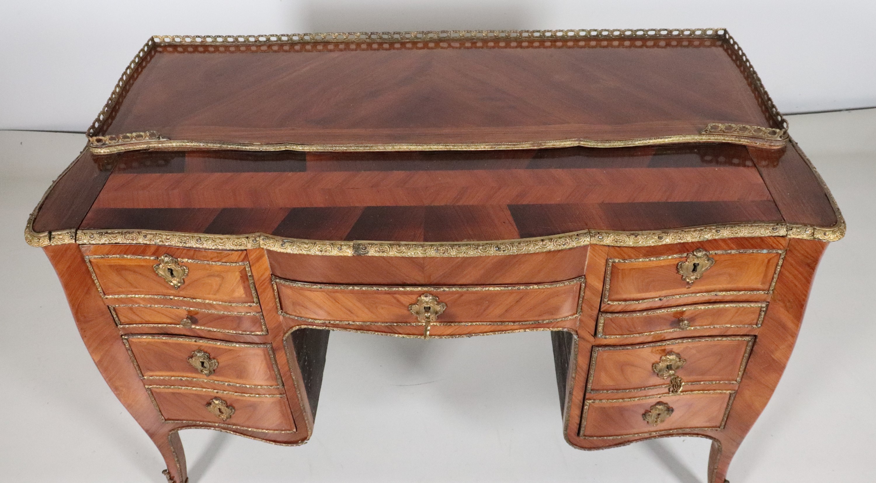 Antica scrivania francese da centro Napoleone III, di linea Luigi XV, in bois de rose e noce con ...