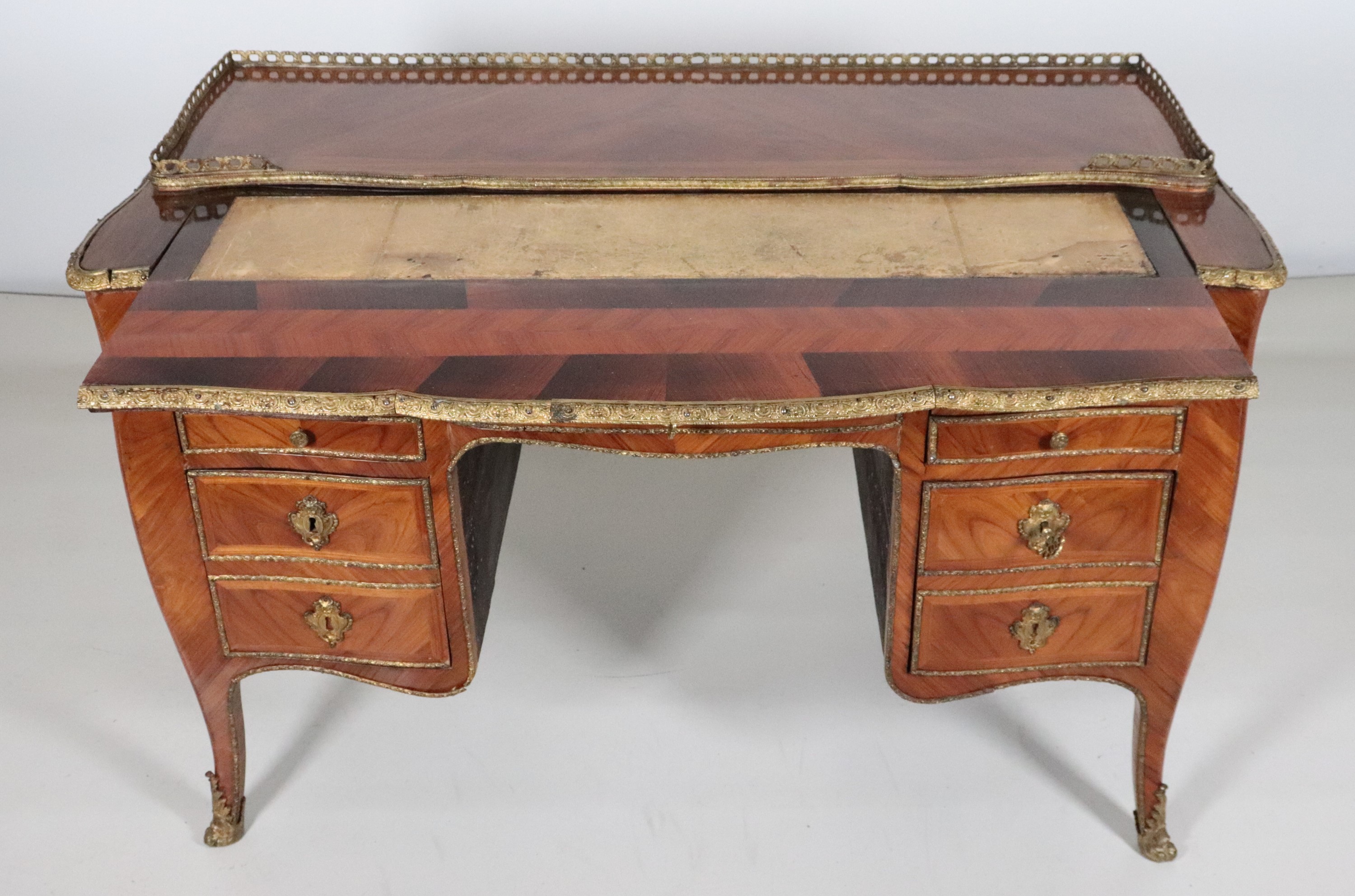 Antica scrivania francese da centro Napoleone III, di linea Luigi XV, in bois de rose e noce con ...