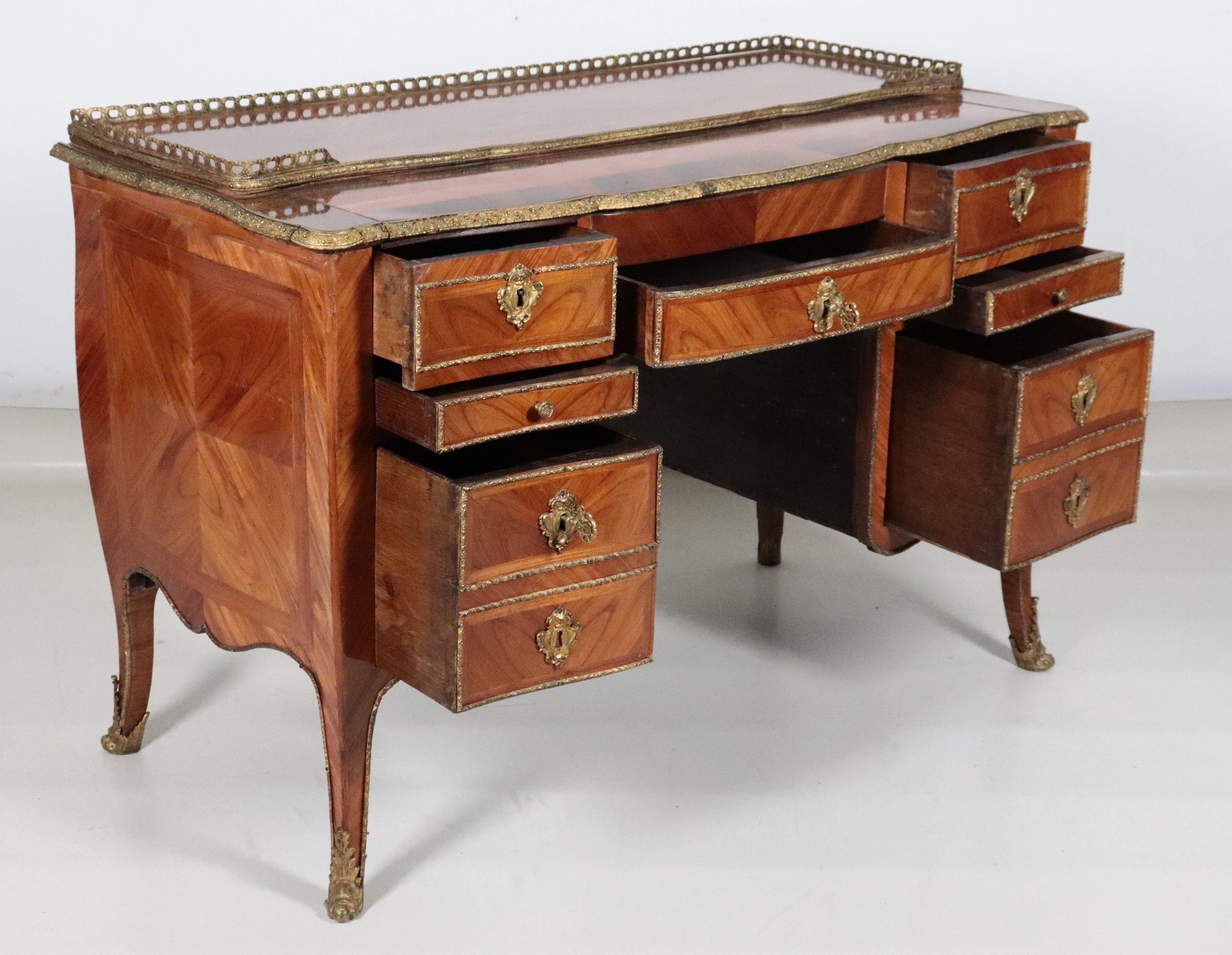 Antica scrivania francese da centro Napoleone III, di linea Luigi XV, in bois de rose e noce con ...