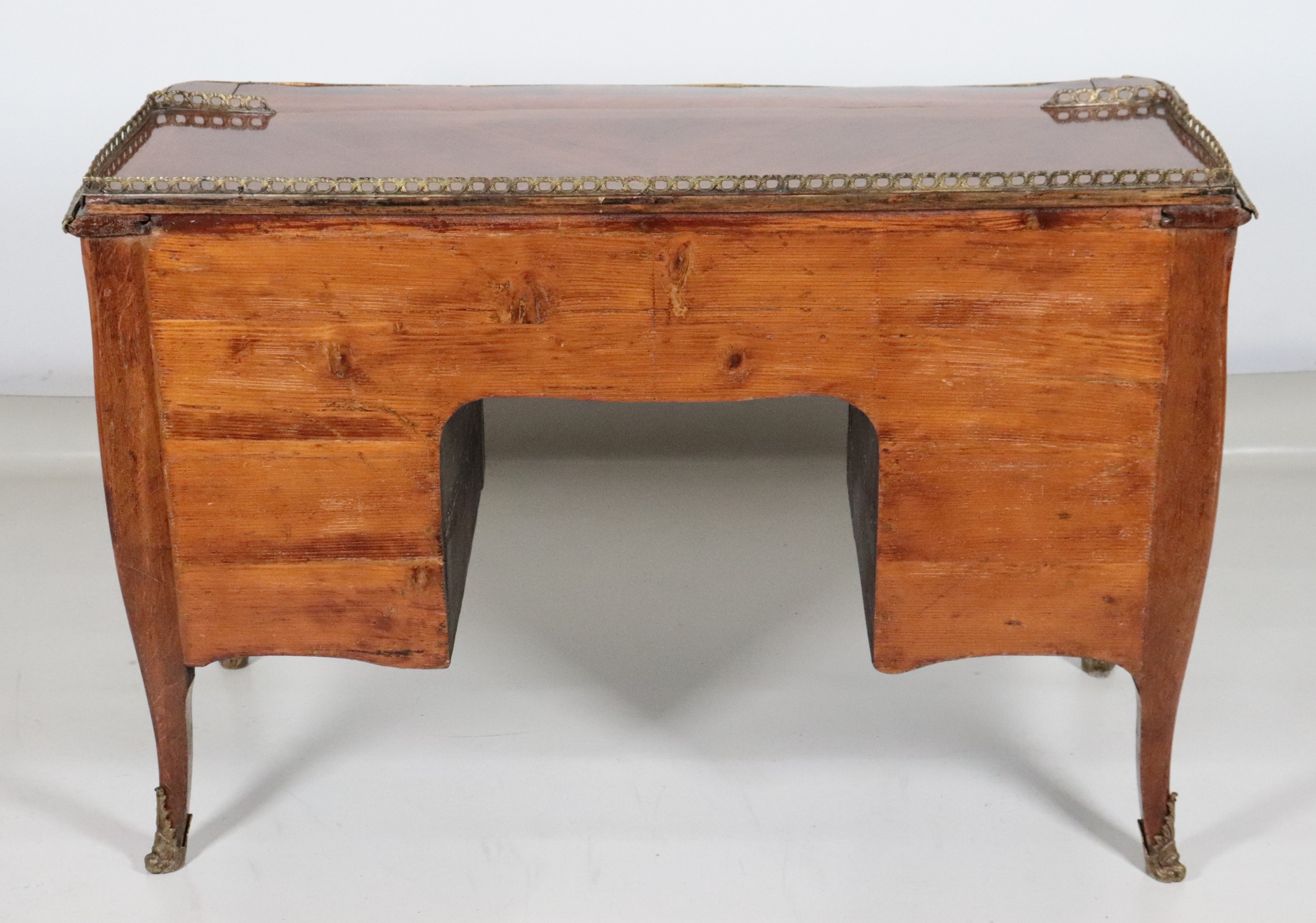 Antica scrivania francese da centro Napoleone III, di linea Luigi XV, in bois de rose e noce con ...