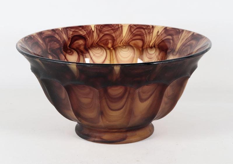 Ciotola Art Decò in vetro cloud amber, eseguita in vetro pressato con finitura marmorizzata ( o n...