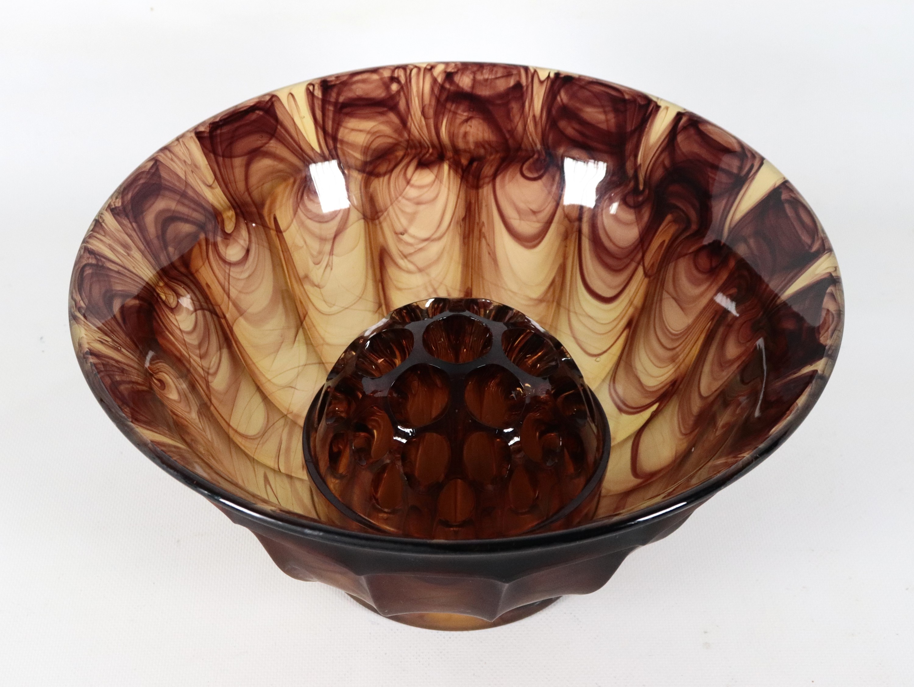 Ciotola Art Decò in vetro cloud amber, eseguita in vetro pressato con finitura marmorizzata ( o n...